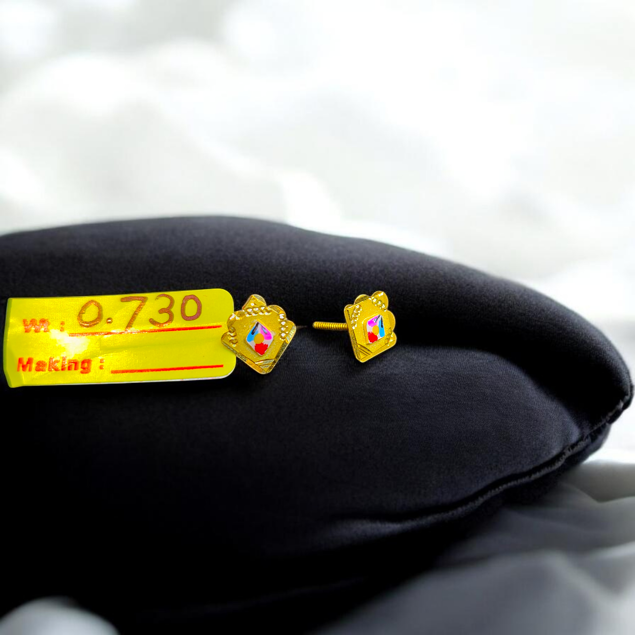 STUD EARRING- BIS CERTIFIED WGT: 0.730 GM APPROX HUID HALLMARK 916 22KT GOLD TOPS 1 PAIR FOR WOMEN.