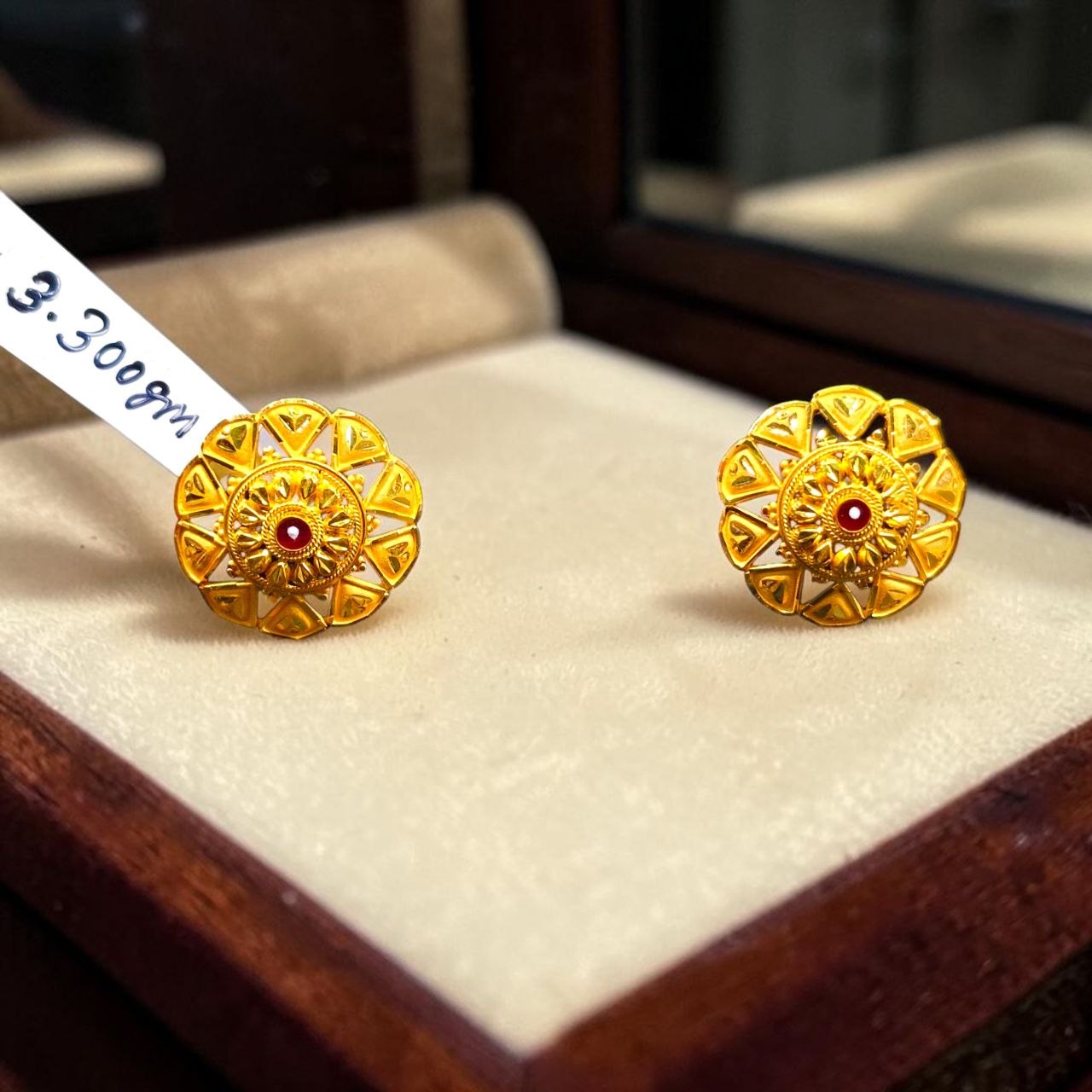 GOLD TOPS- BIS CERTIFIED WGT: 3.300 GM APPROX HUID HALLMARK 916 22KT GOLD TOPS 1 PAIR FOR WOMEN.