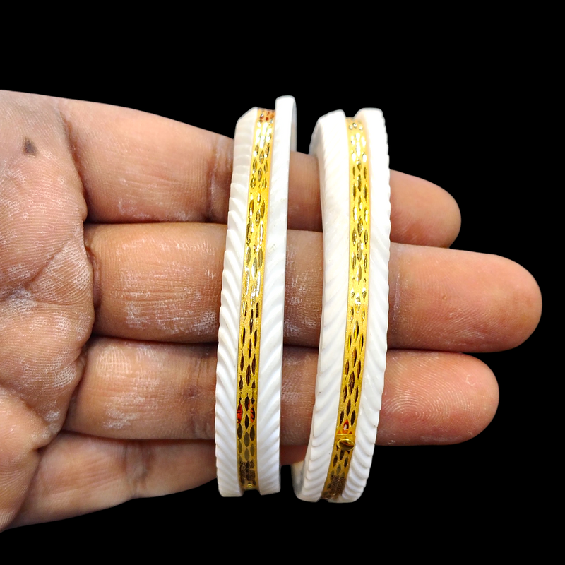 GSB22K- (SIZE: 24) WGT: 1.720 GM APPROX HUID HALLMARK 22KT GOLD SAKHA BADHANO BANGLES 1 PAIR DESIGN FOR REGULAR USE.