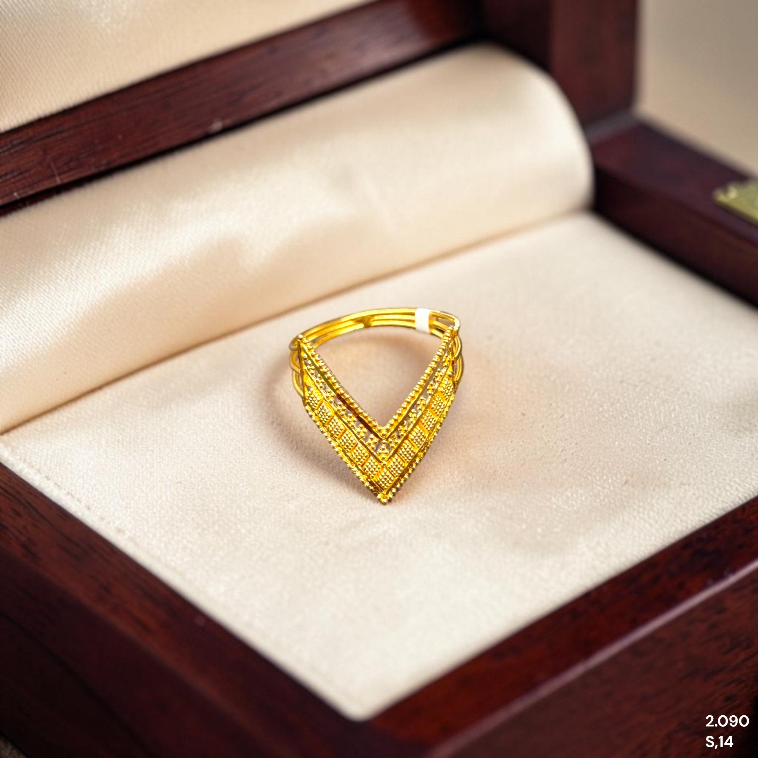 LADIES RING- (SIZE: 14) WGT: 2.090 GM APPROX BIS CERTIFIED HUID HALLMARK 916 22KT GOLD RING FOR WOMEN 1 PIECE.