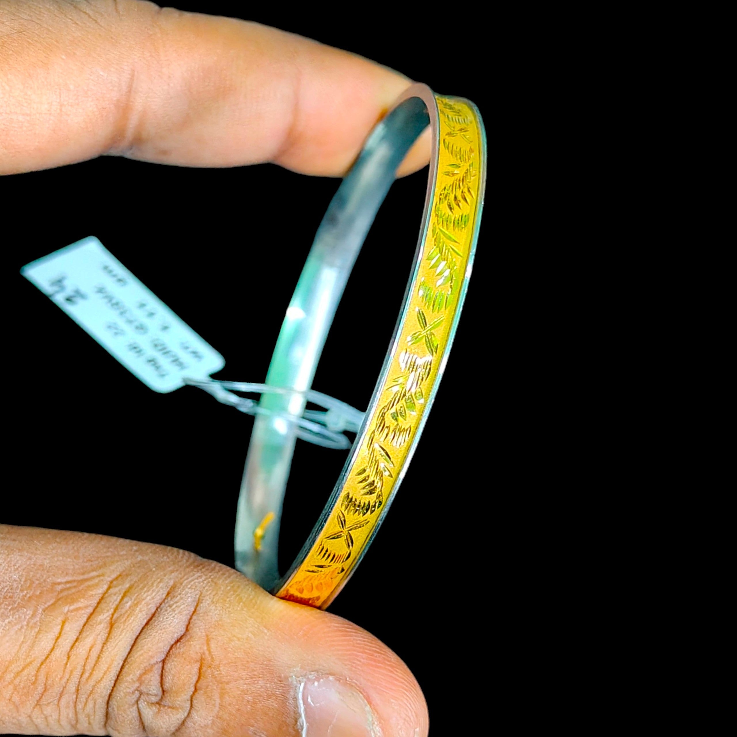 GOLD CHURI NOA- (SIZE: 24) WGT: 1.110 GM APPROX 22KT HUID HALLMARK GOLD NOA BANGLES 1 PIECE.