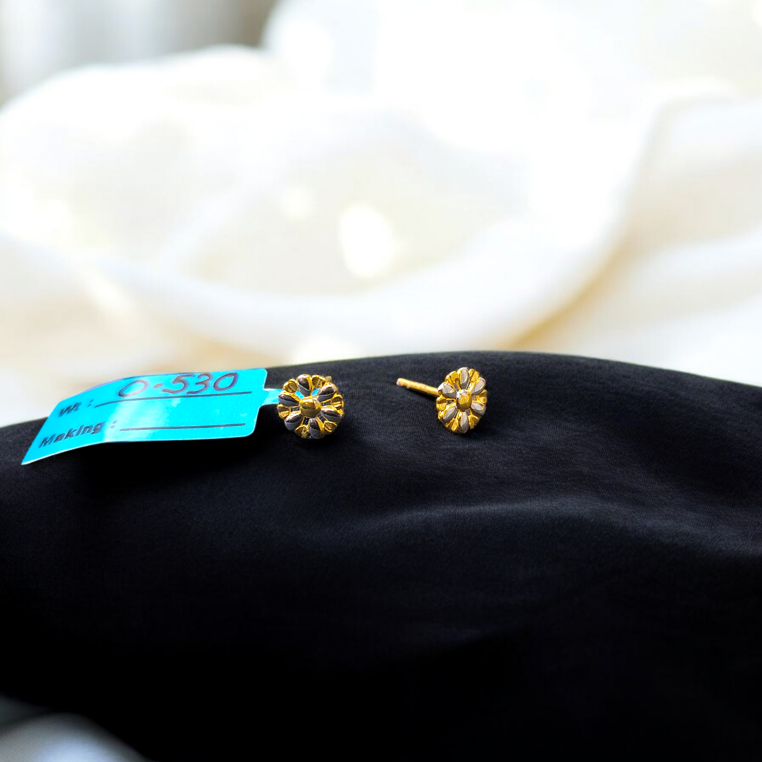 (GSE9) TRJ BABY TOPS WGT: 0.530 GM APPROX BIS CERTIFIED HUID HALLMARK 9KT GOLD STUD EARRINGS FOR WOMEN 1 PAIR FOR REGULAR USE.