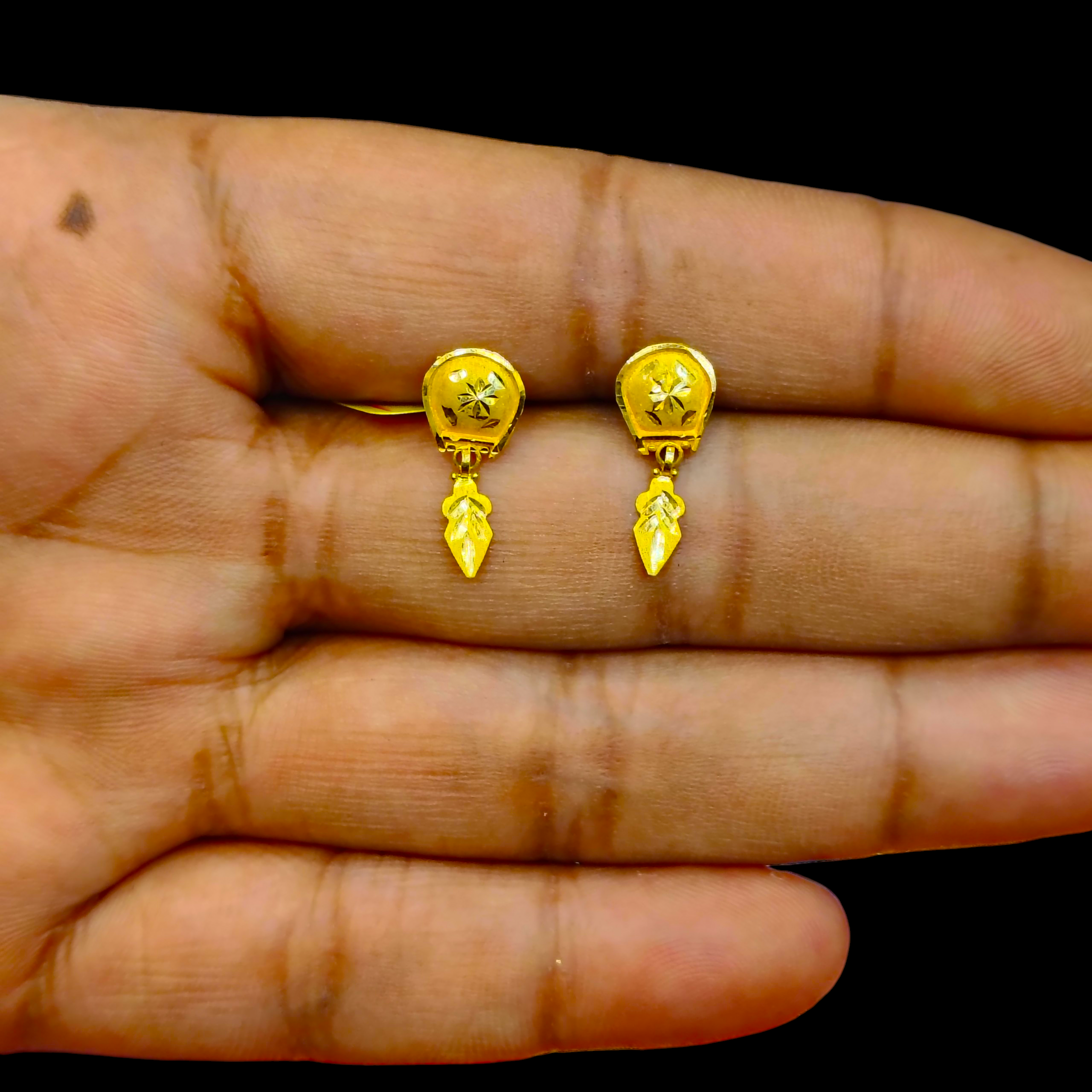 STUD EARRING- (WGT: 0.600 GM APPROX) HALLMARK 18KT GOLD EAR TOPS STUD 1 PAIR FOR REGULAR USE.