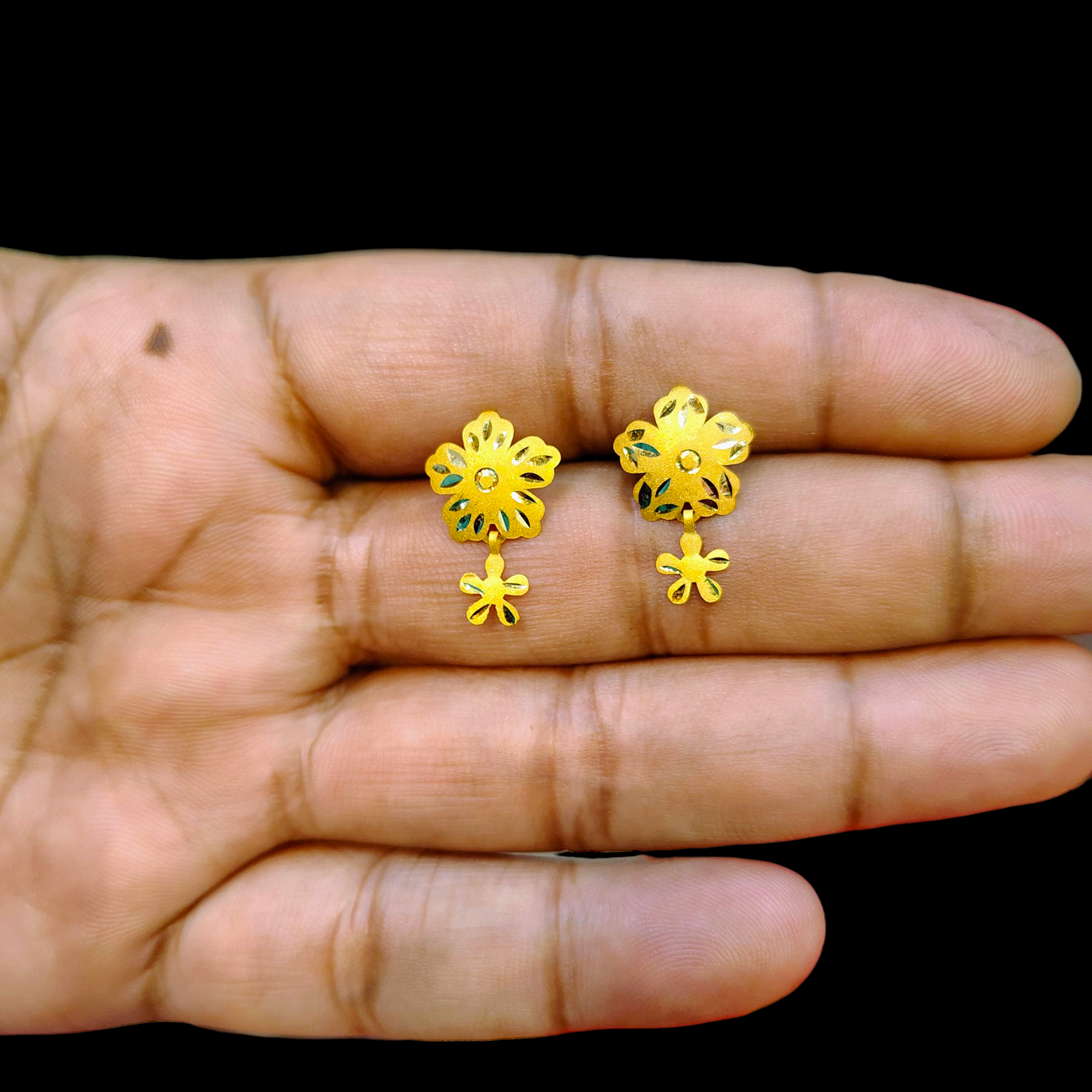 (GSE22) BIS CERTIFIED WGT: 0.690 GM APPROX HUID HALLMARK 916 22KT GOLD TOPS 1 PAIR FOR WOMEN.