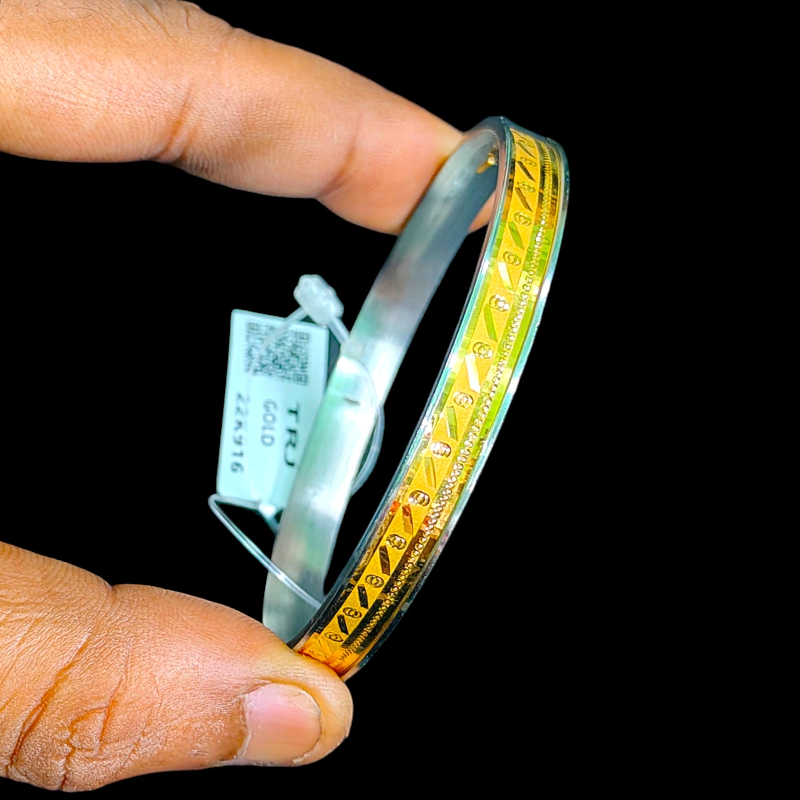 GOLD CHURI NOA- (SIZE: 24) WGT: 1.060 GM APPROX 22KT HUID HALLMARK GOLD NOA BANGLES 1 PIECE.