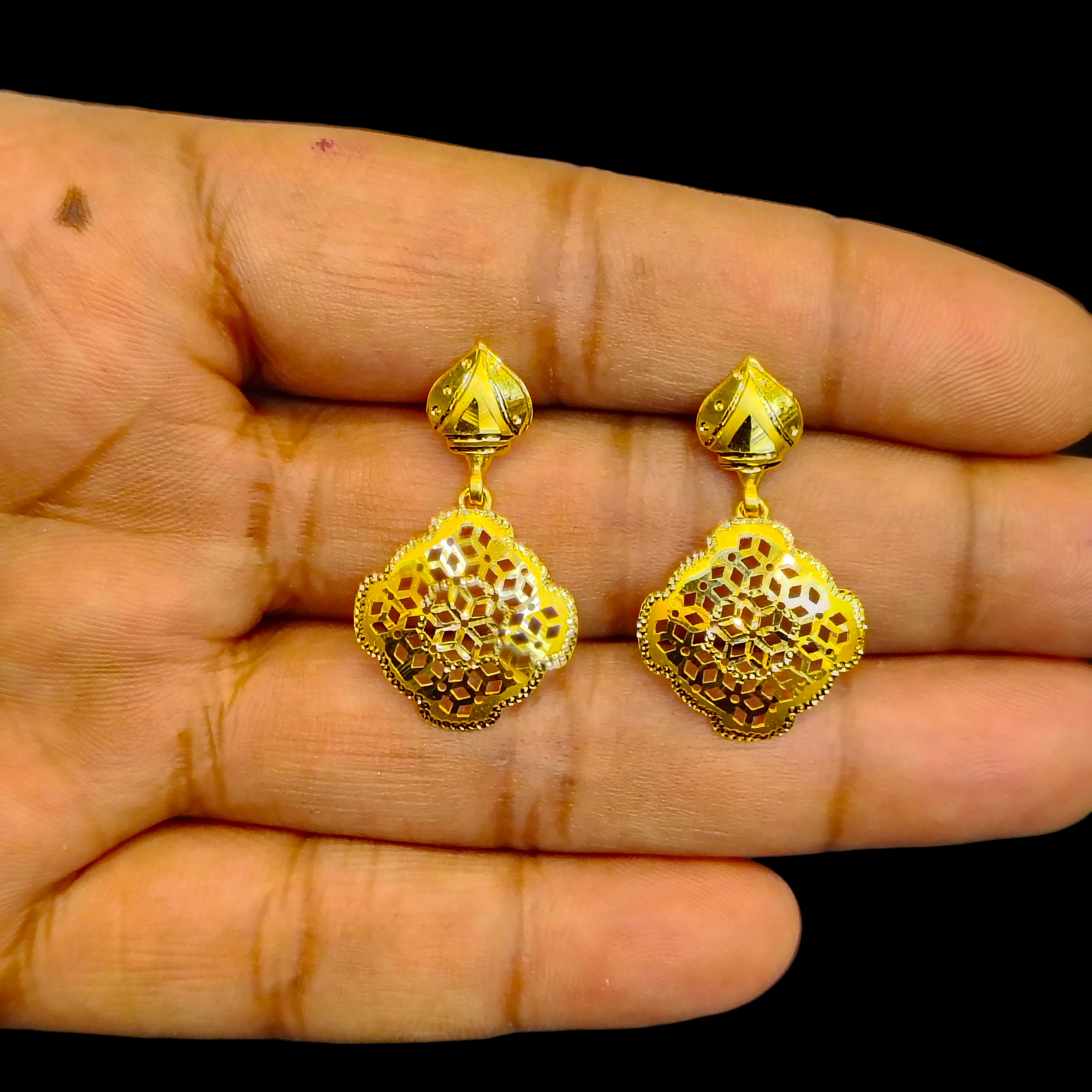 GOLD EARRINGS- WGT: 1.460 GM APPROX BIS CERTIFIED HUID HALLMARK 9KT GOLD EARRINGS 1 PAIR FOR WOMEN.