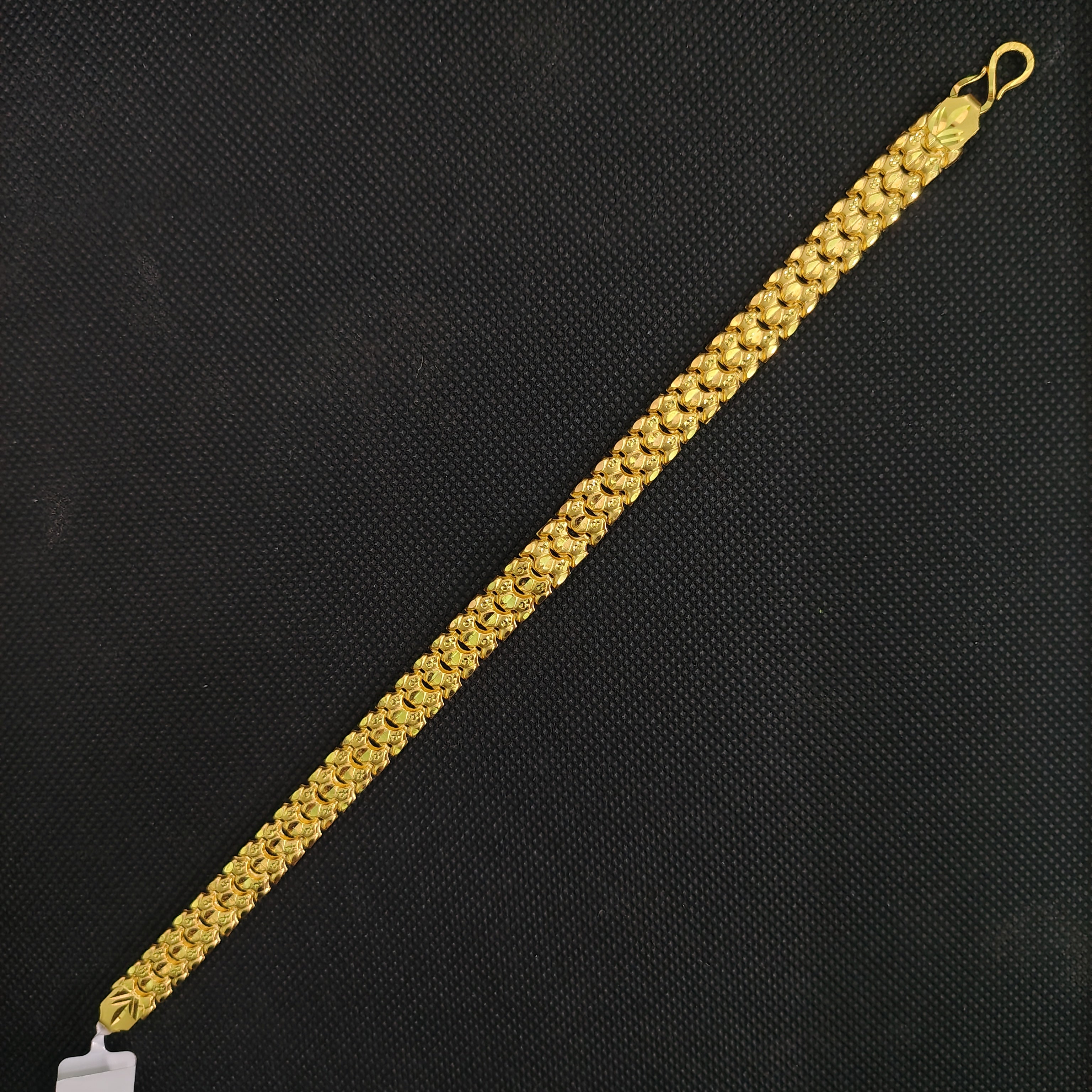 GOLD WRISTLET- 8" INCH WGT: 7.330 GM APPROX HUID HALLMARK 22KT GOLD WRISTLET 1 PIECE FOR MEN.