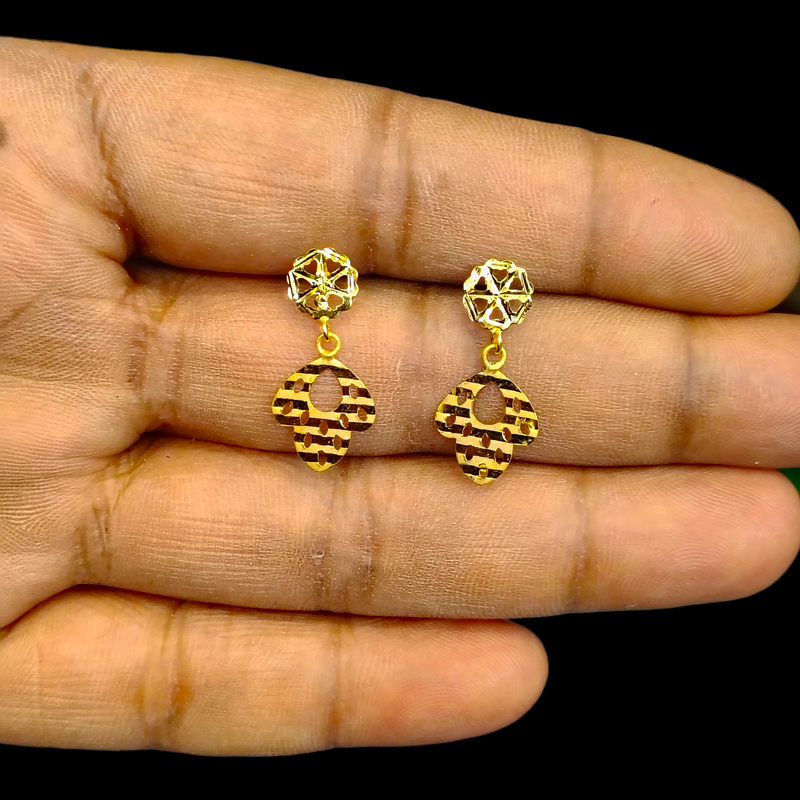 GOLD EARRINGS- WGT: 0.560 GM APPROX BIS CERTIFIED HUID HALLMARK 9KT GOLD EARRINGS 1 PAIR FOR WOMEN.