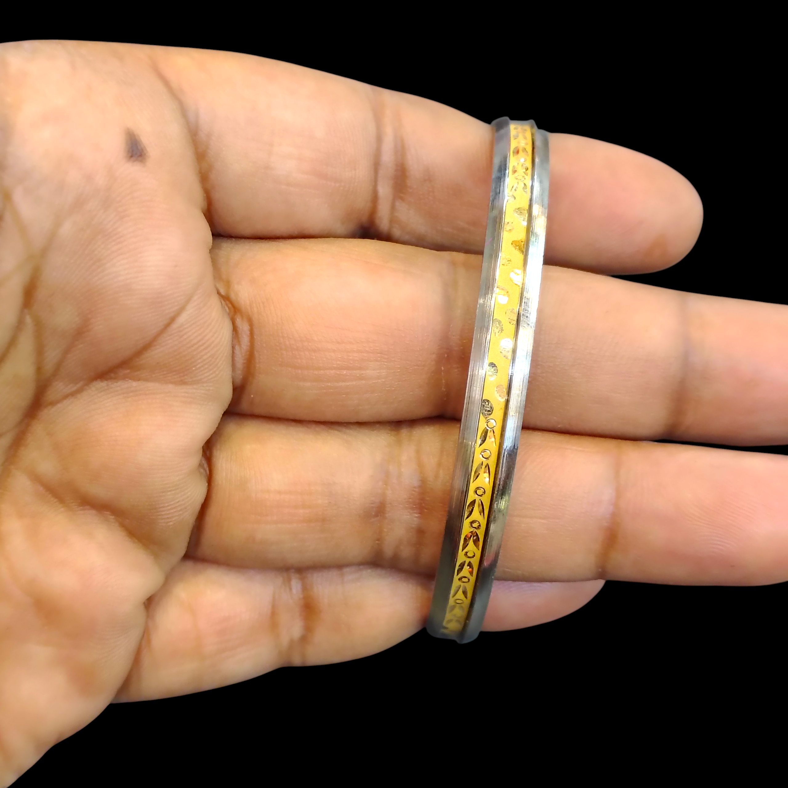 GOLD CHURI NOA- (SIZE: 26) WGT: 0.550 GM APPROX 22KT HUID HALLMARK GOLD NOA BANGLES 1 PIECE.