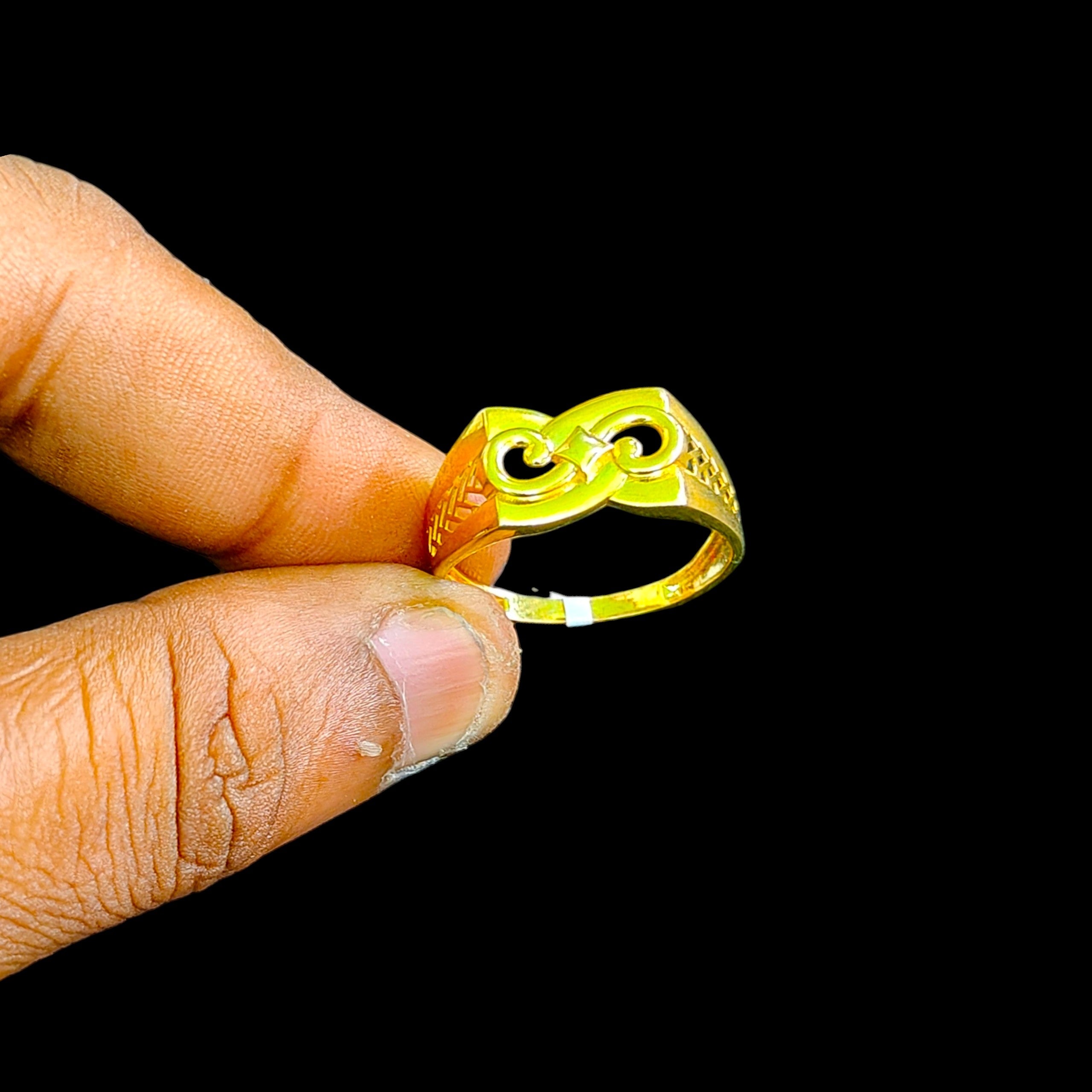 GENTS RING- TRJ (SIZE:27) WGT: 1.190 GM APPROX BIS CERTIFIED HUID HALLMARK 375 9KT GOLD FINGER RING FOR MEN 1 PIECE.
