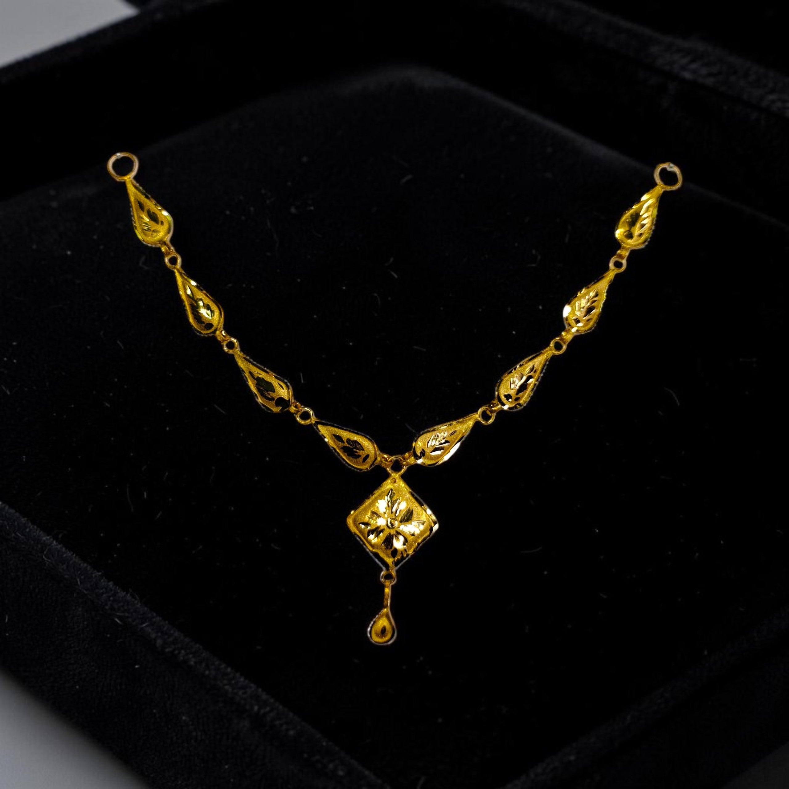 GOLD CHOKER NECKLACE-(WGT: 0.715 GM APPROX) BIS CERTIFIED HUID HALLMARK 9KT GOLD NECKLACE 1 PIECE FOR WOMEN.