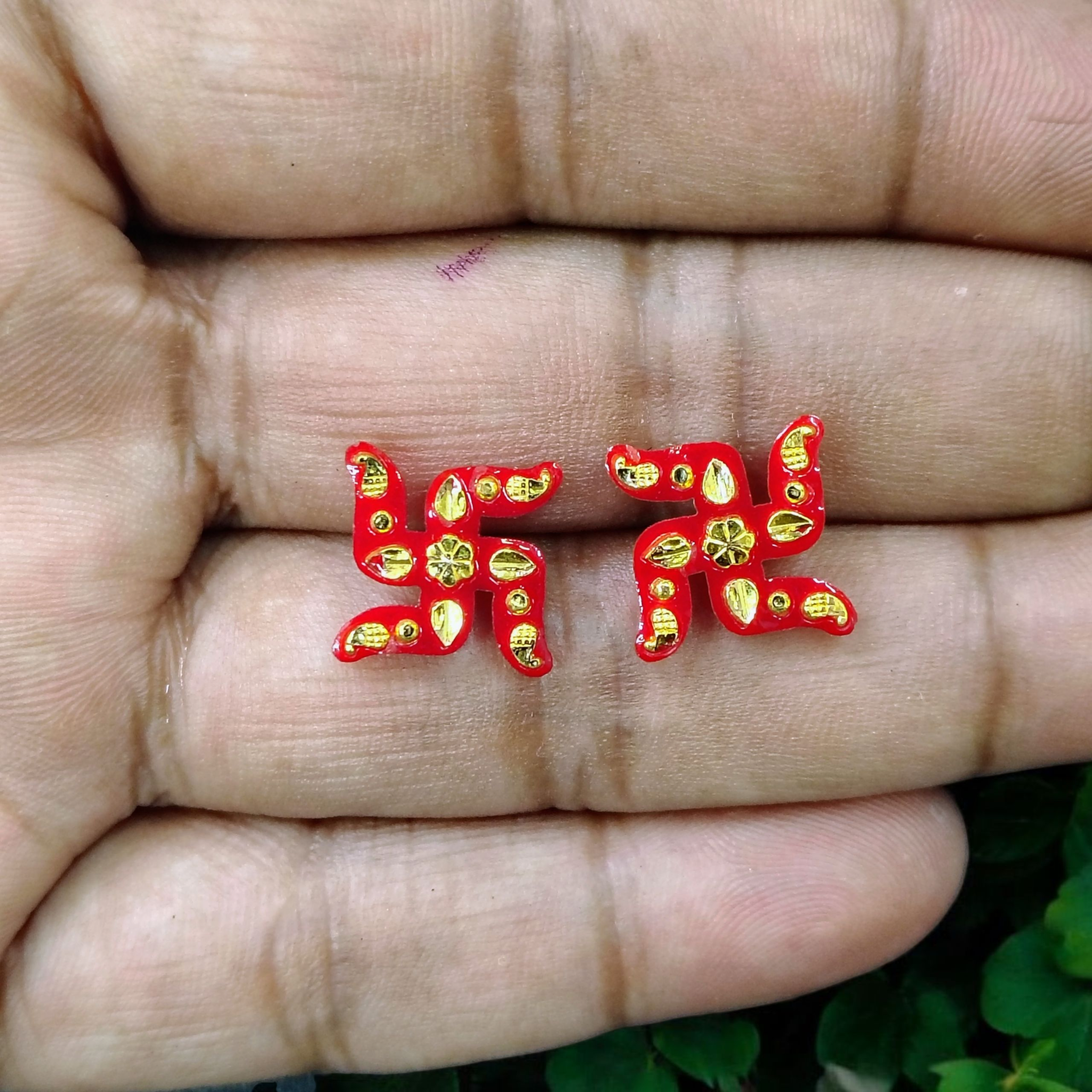 (GPER) TRJ WGT: 0.390 GM APPROX HUID HALLMARK 22KT GOLD POLA TOPS 1 PAIR FOR WOMEN.