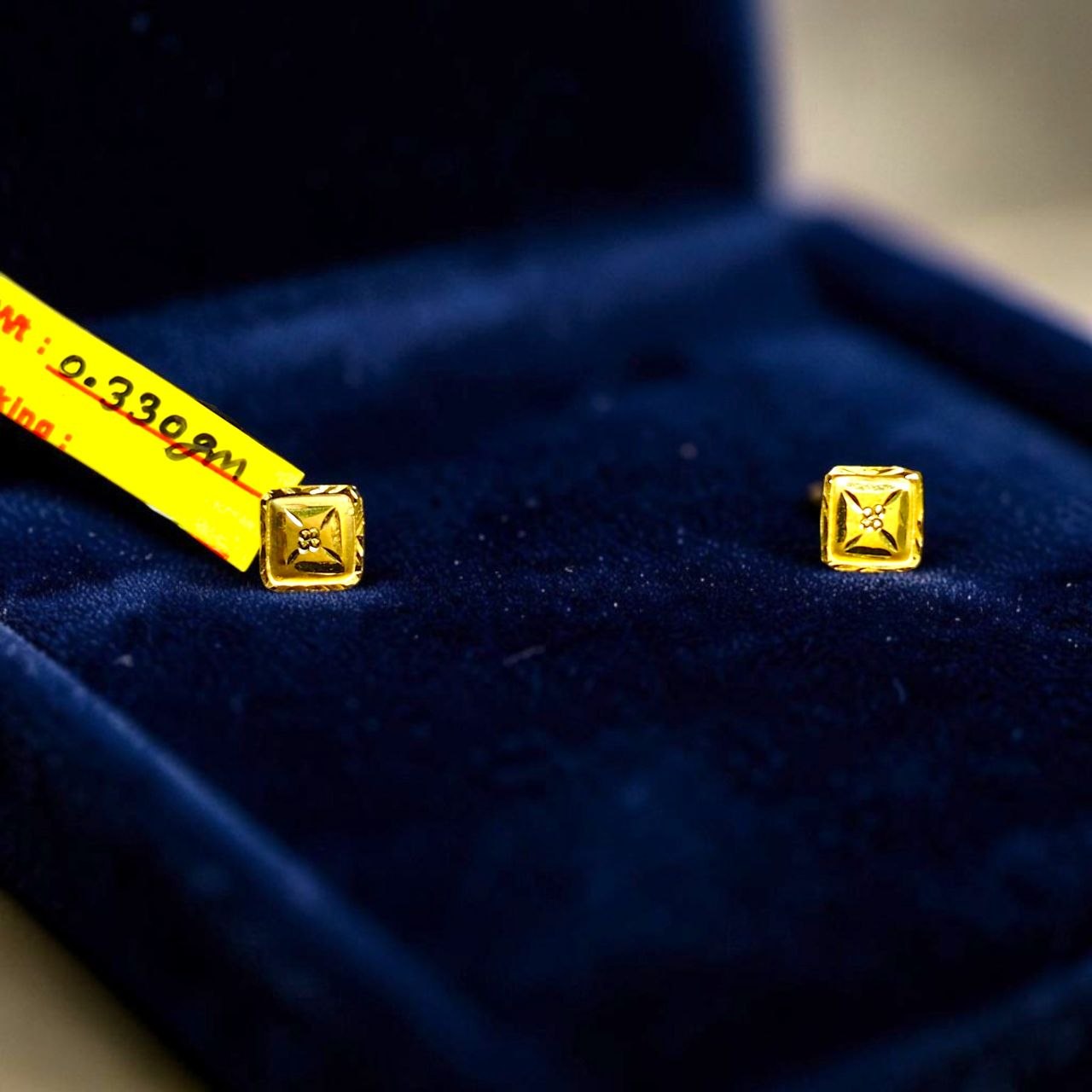 GOLD TOPS- BIS CERTIFIED (WGT: 0.330 GM APPROX) HUID HALLMARK 375 9KT GOLD TOPS 1 PAIR BEST FOR MARRIAGE GIFT.