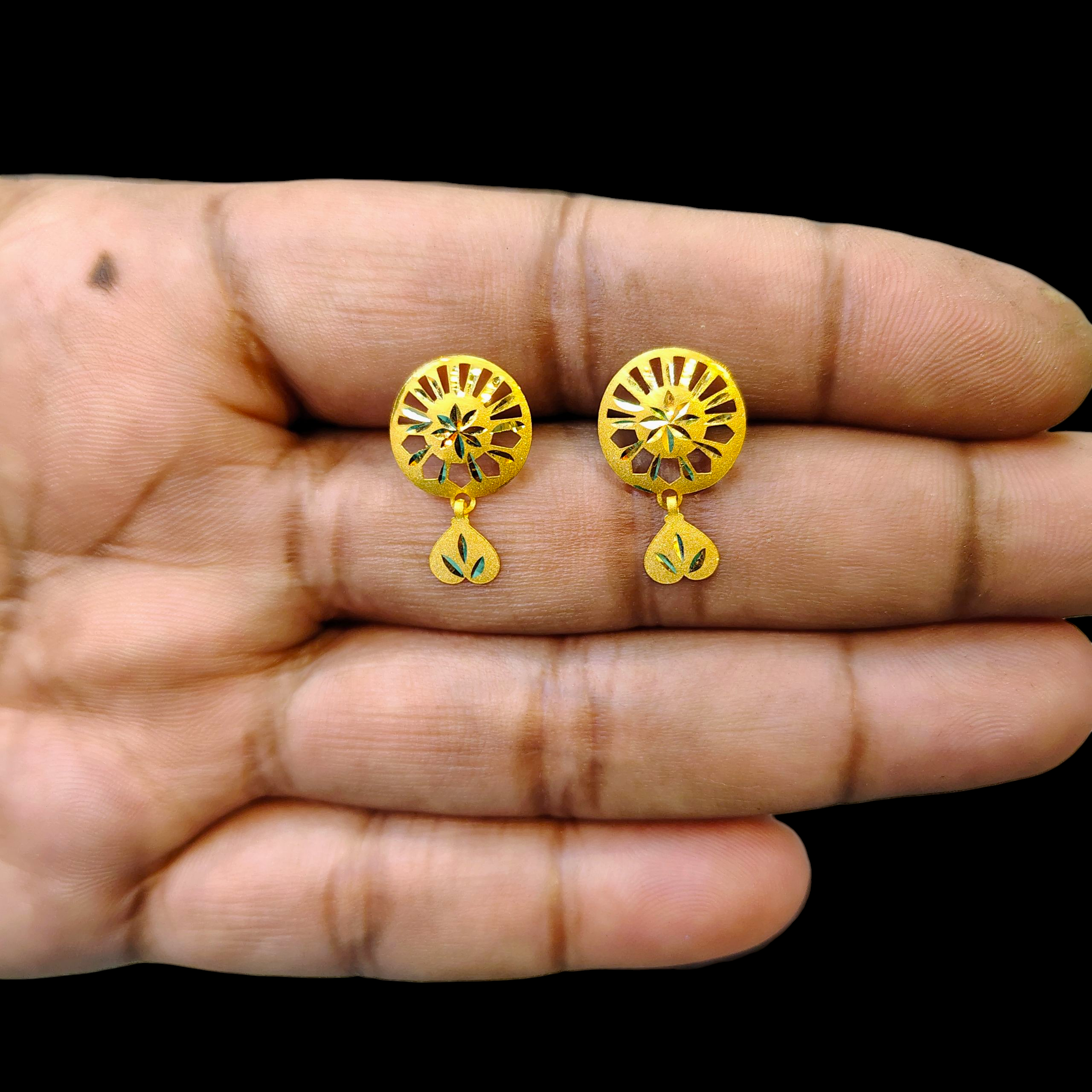 (GSE22) BIS CERTIFIED WGT: 0.650 GM APPROX HUID HALLMARK 916 22KT GOLD TOPS 1 PAIR FOR WOMEN.