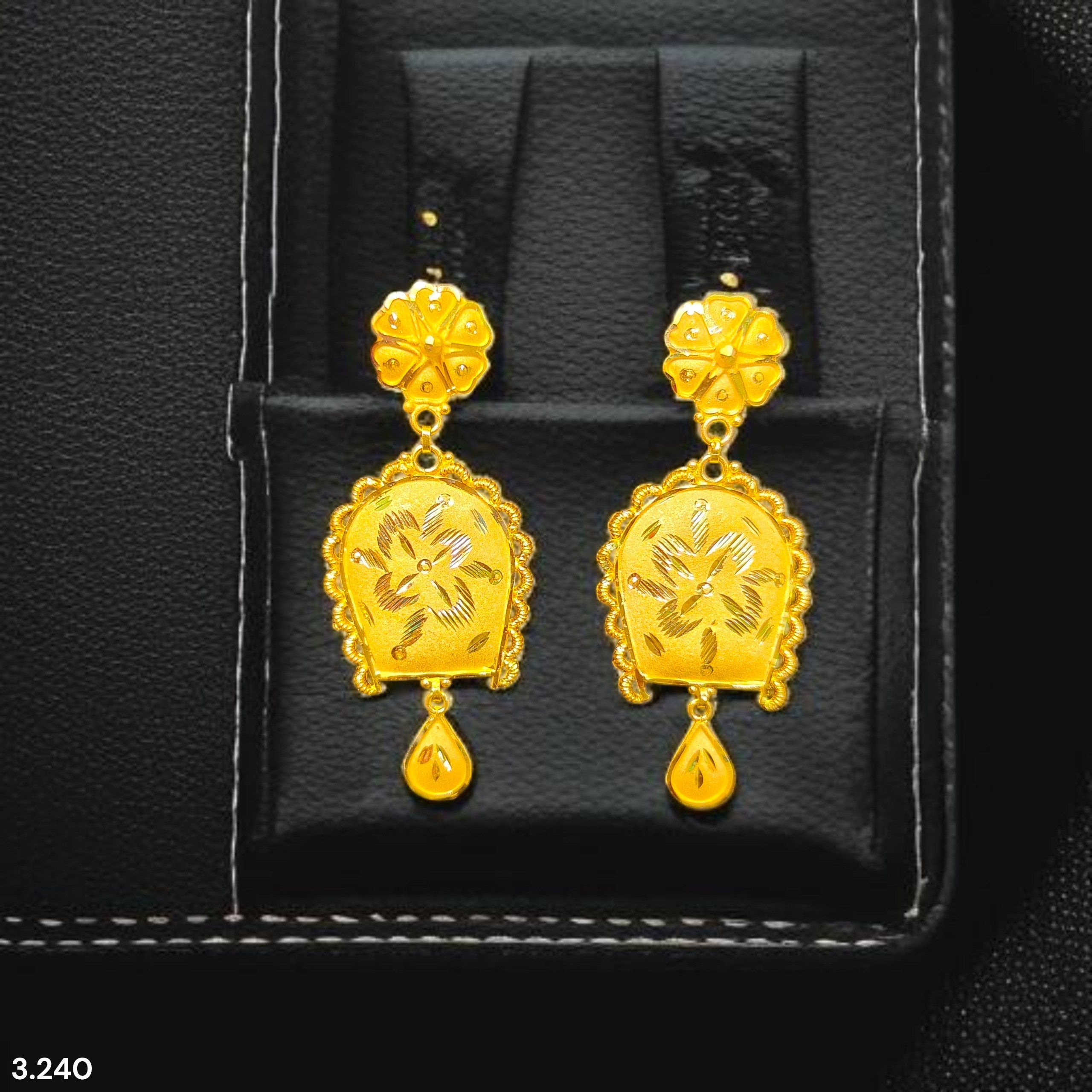 GOLD EARRINGS- (WGT: 3.240 GM APPROX) BIS CERTIFIED HUID HALLMARK 22KT 916 GOLD EARRINGS 1 PAIR FOR WOMEN.
