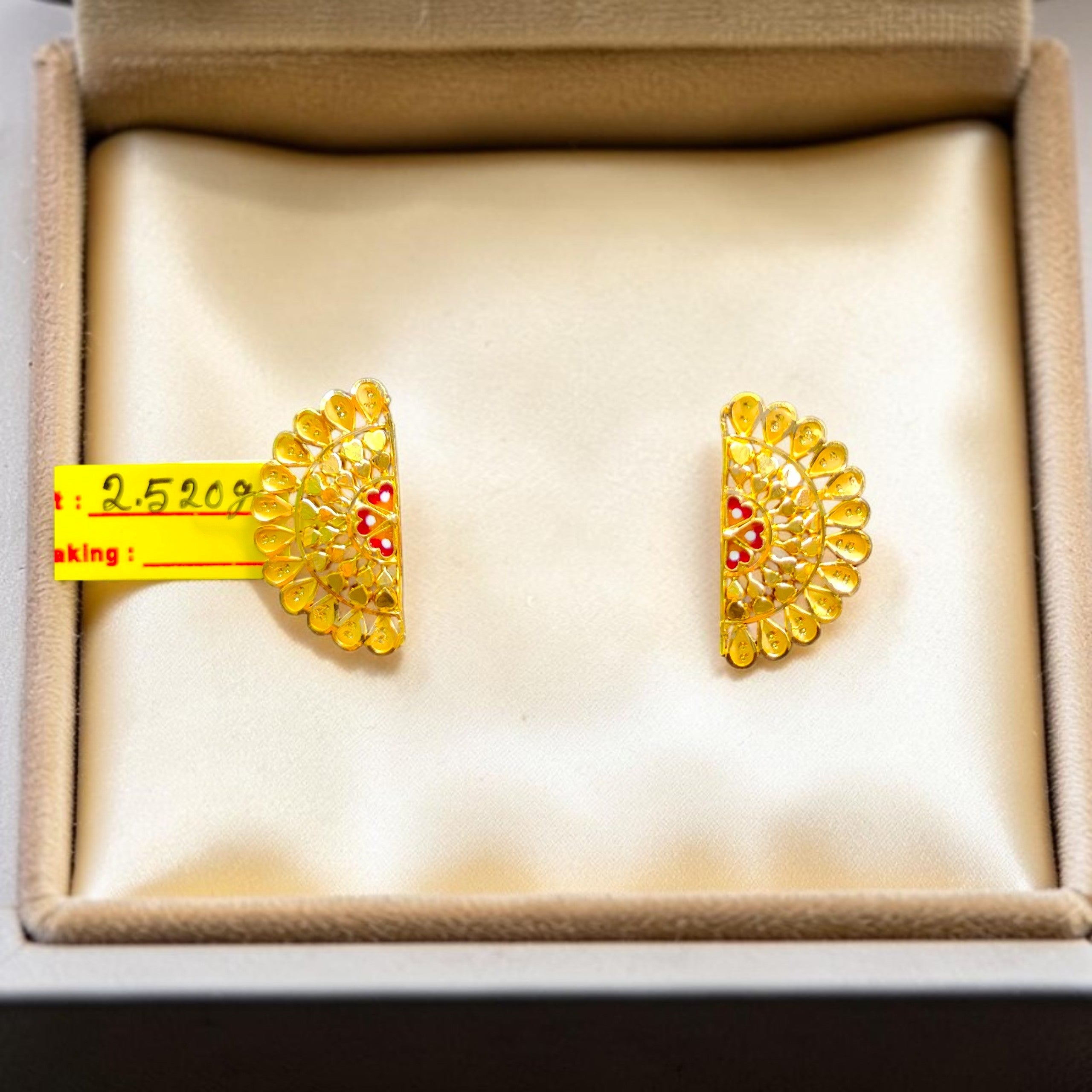 GOLD TOPS- BIS CERTIFIED WGT: 2.520 GM APPROX HUID HALLMARK 916 22KT GOLD TOPS 1 PAIR FOR WOMEN.