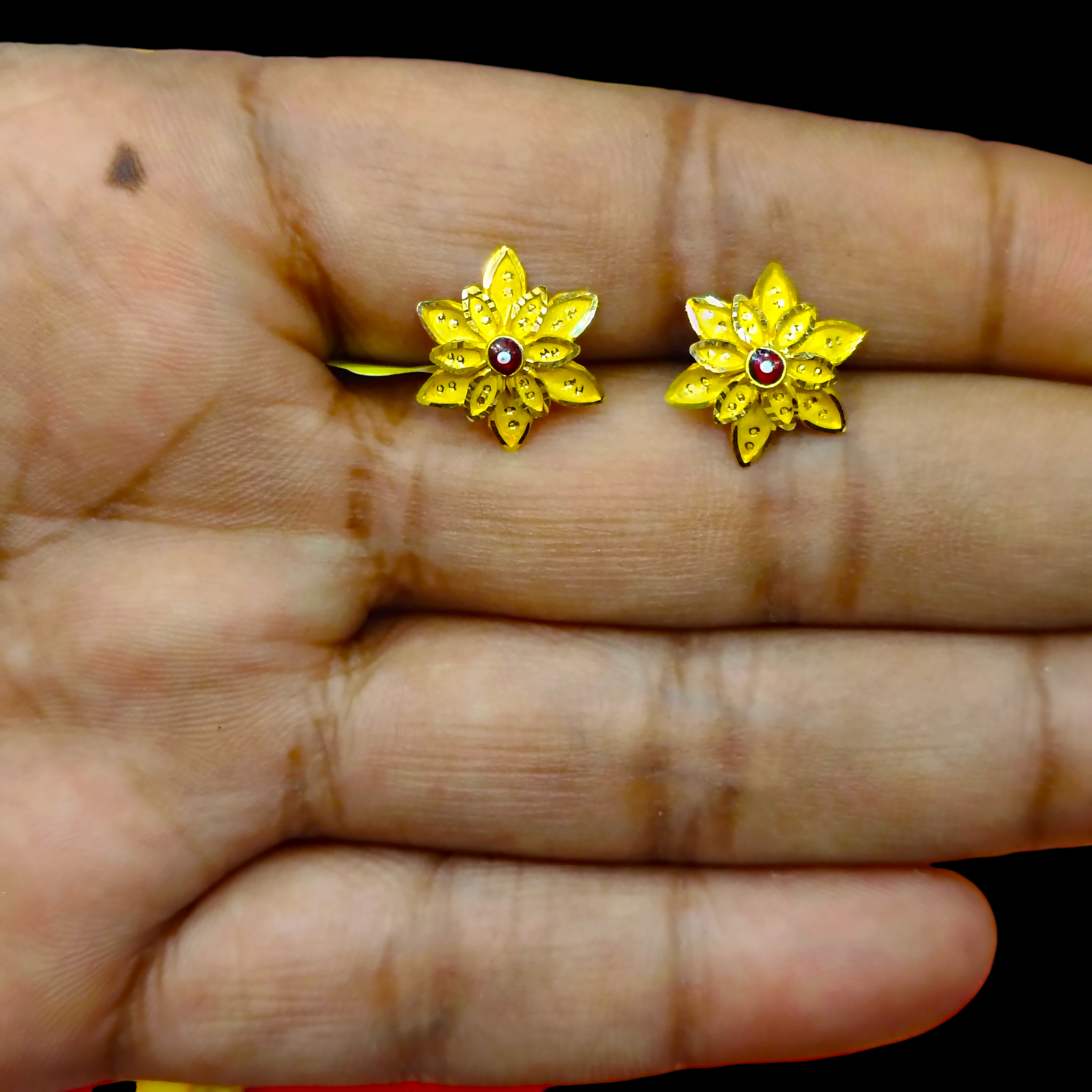 STUD EARRING- (WGT: 1.210 GM APPROX) HALLMARK 18KT GOLD EAR TOPS STUD 1 PAIR FOR REGULAR USE.