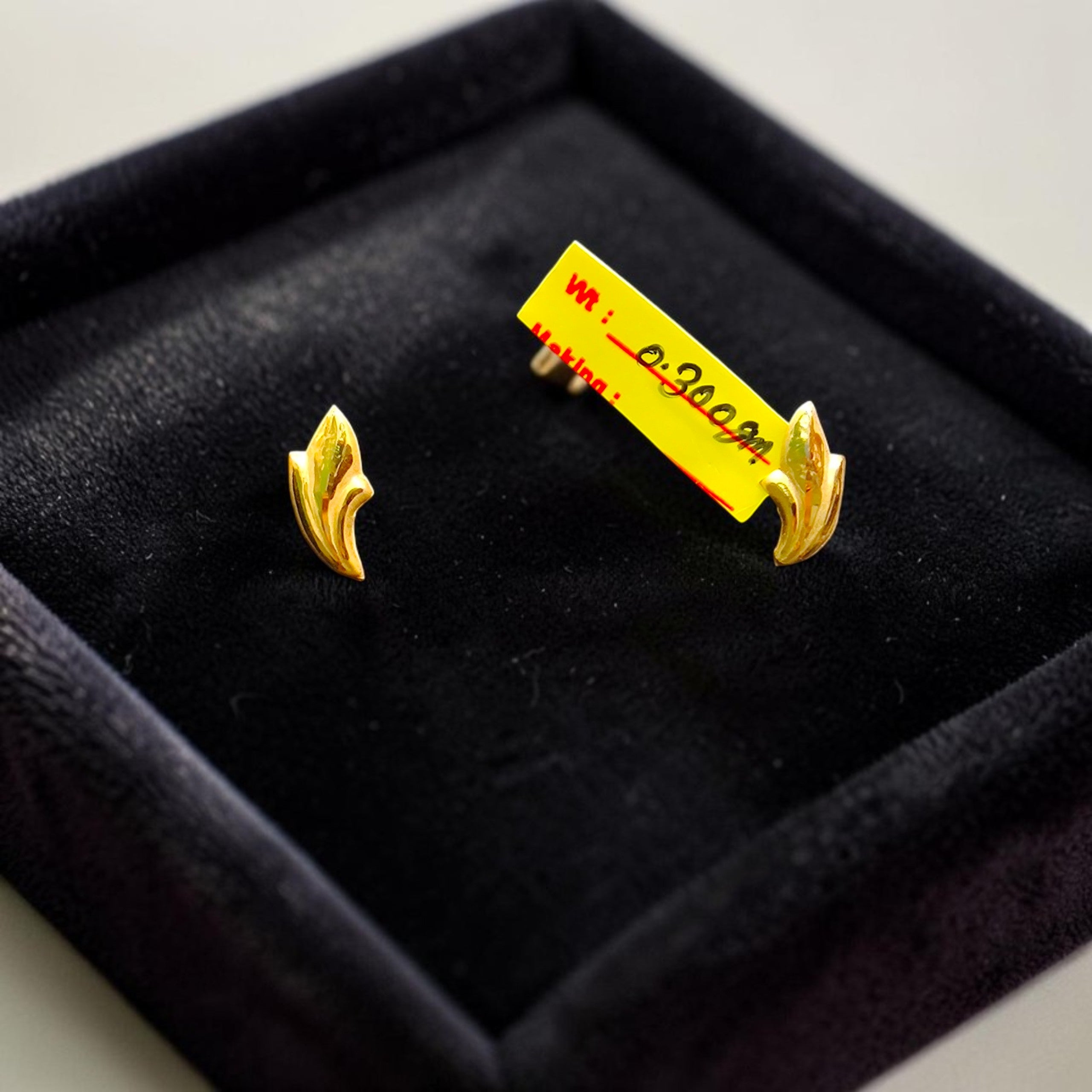 GOLD TOPS- BIS CERTIFIED (WGT: 0.300 GM APPROX) HUID HALLMARK 375 9KT GOLD TOPS 1 PAIR BEST FOR MARRIAGE GIFT.