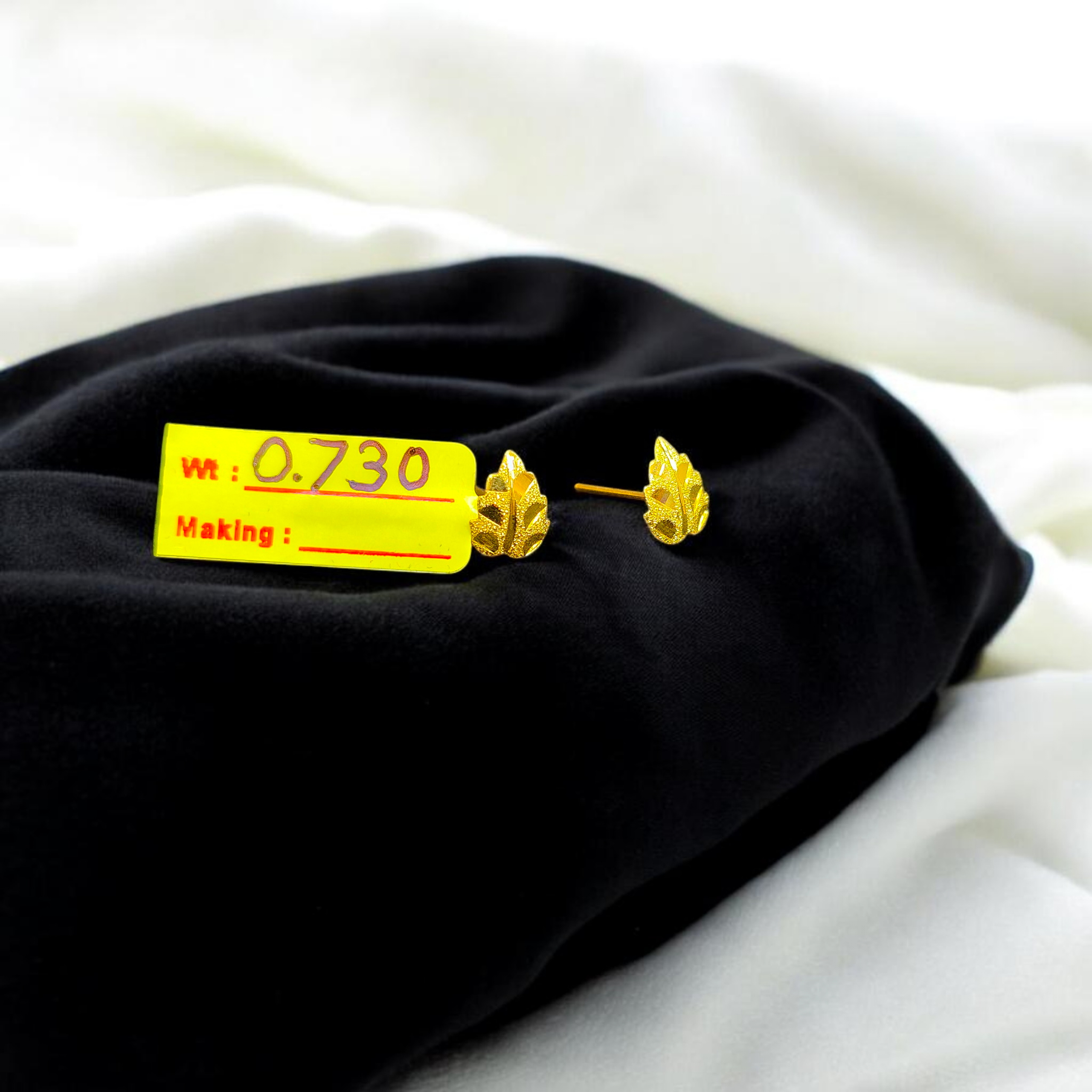 STUD EARRING- BIS CERTIFIED WGT: 0.730 GM APPROX HUID HALLMARK 916 22KT GOLD TOPS 1 PAIR FOR WOMEN.