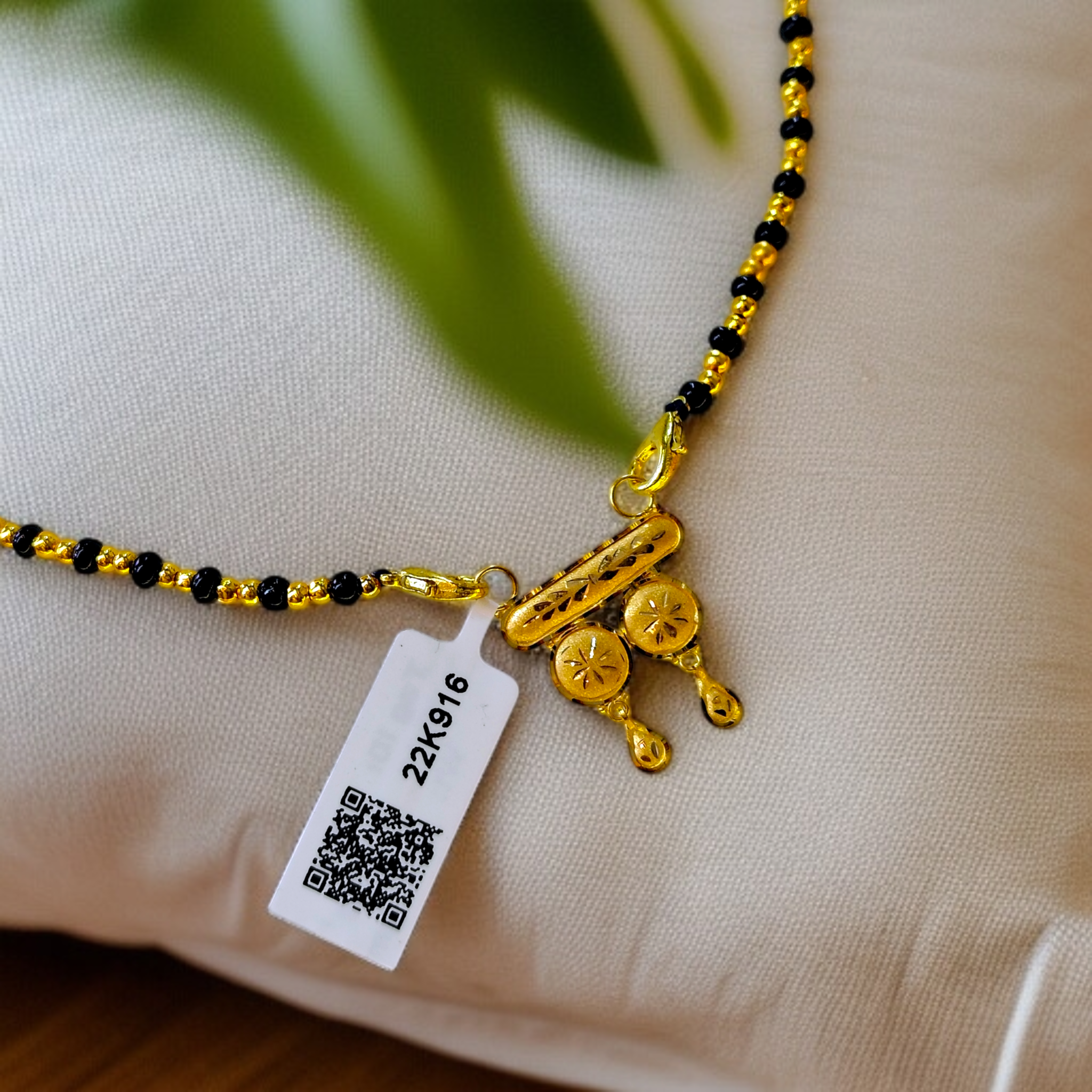 (GPM22) BIS CERTIFIED HUID HALLMARK 22KT GOLD SOUTH INDIAN STYLE PENDANT MANGALSUTRA 1 PIECE WGT: 0.520 - 0.580 GM APPROX. WITH FREE TASSEL.(NP)