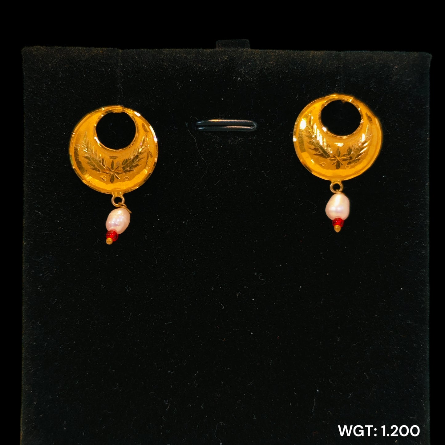 (GPT) TRJ WGT: 1.200 GM APPROX 22KT HUID HALLMARK GOLD EAR STUD 1 PAIR FOR REGULAR USE.