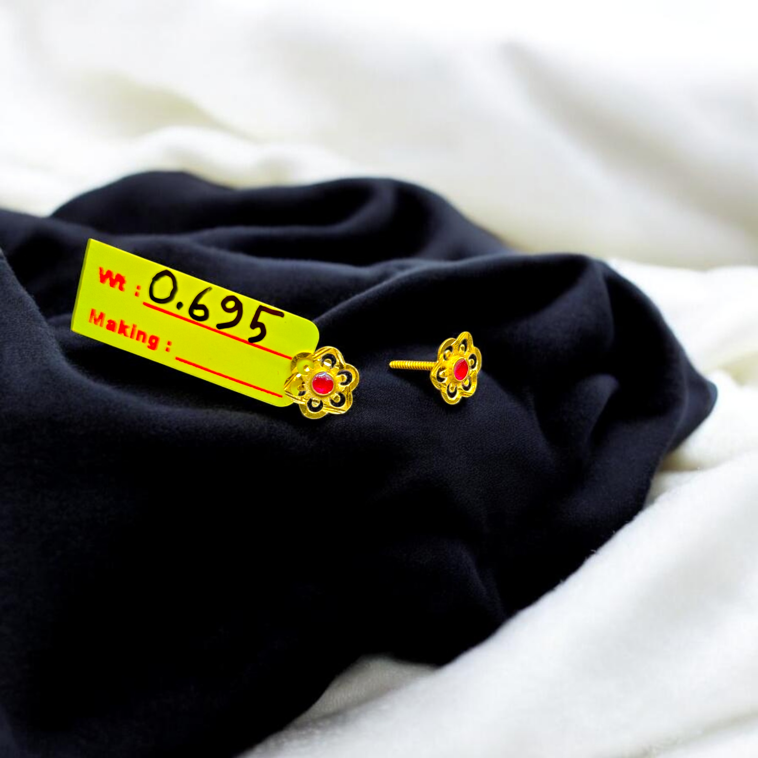 STUD EARRING- BIS CERTIFIED WGT: 0.695 GM APPROX HUID HALLMARK 916 22KT GOLD TOPS 1 PAIR FOR WOMEN.