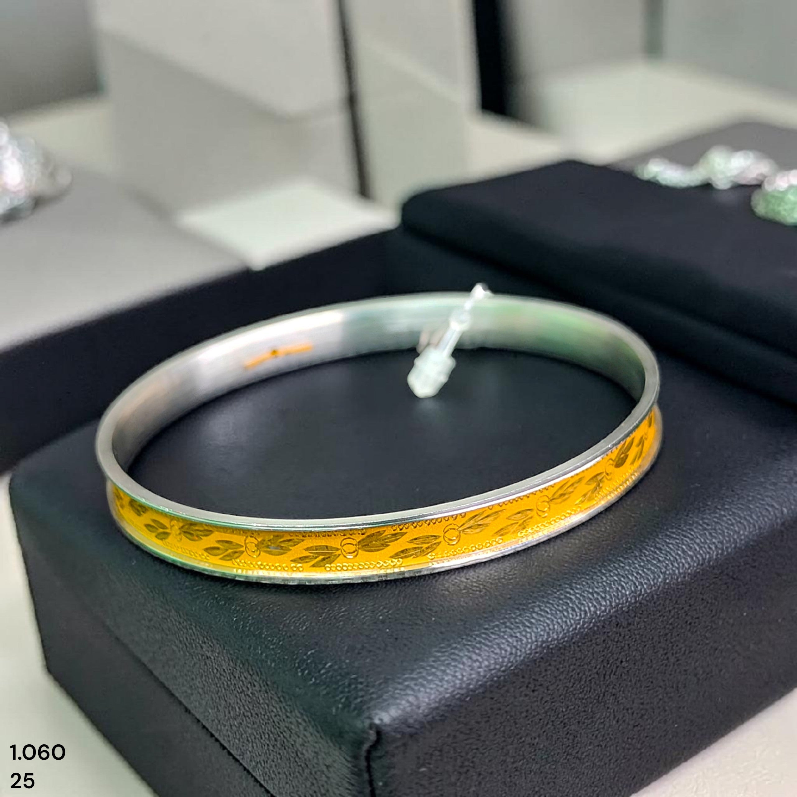 GOLD CHURI NOA- (SIZE: 25) WGT: 1.060 GM APPROX 22KT HUID HALLMARK GOLD NOA BANGLES 1 PIECE.