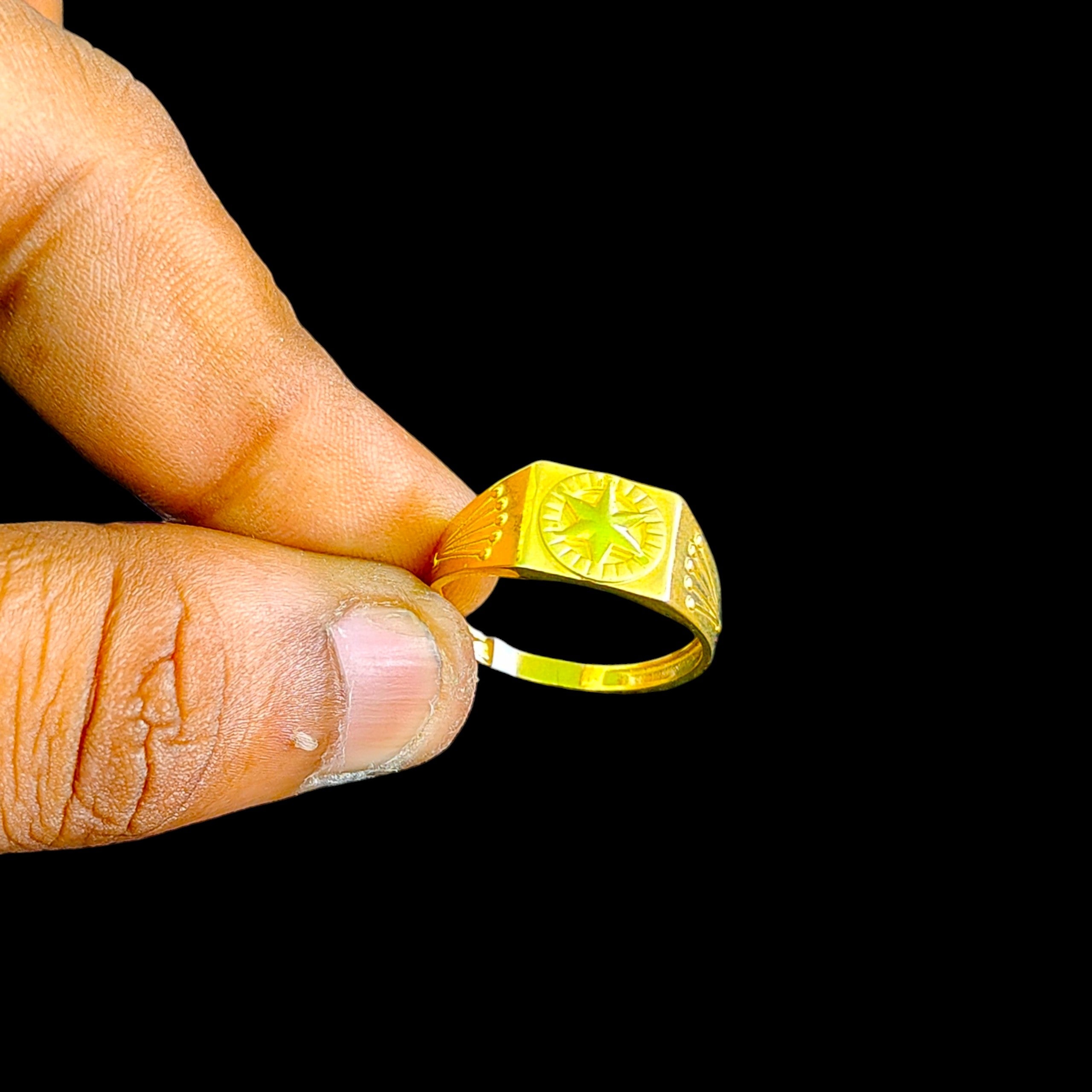 GENTS RING- TRJ (SIZE:20) WGT: 1.420 GM APPROX BIS CERTIFIED HUID HALLMARK 375 9KT GOLD FINGER RING FOR MEN 1 PIECE.