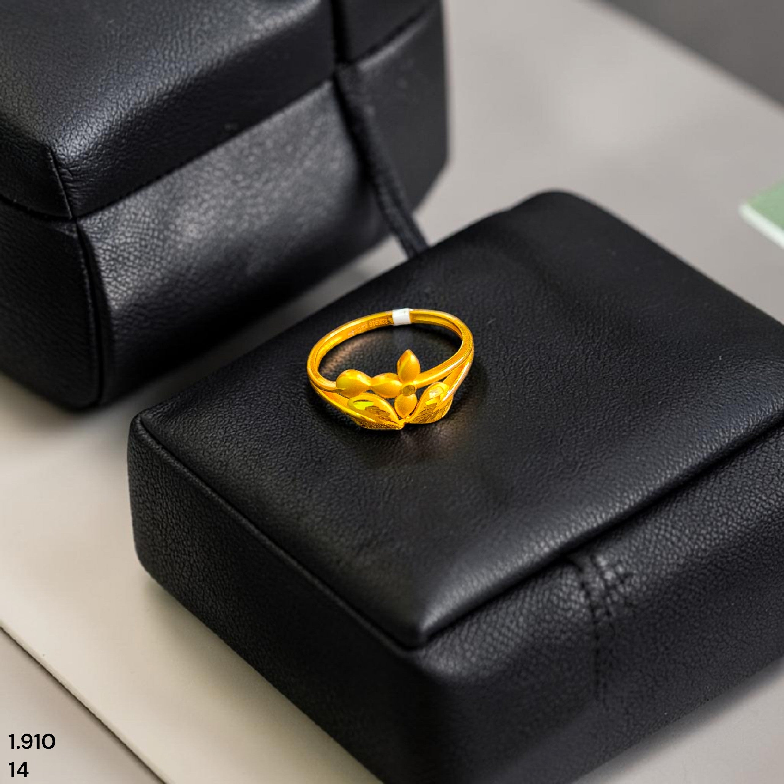 LADIES RING- (SIZE: 14) WGT: 1.910 GM APPROX 22KT HUID HALLMARK GOLD RING FOR WOMEN 1 PIECE.