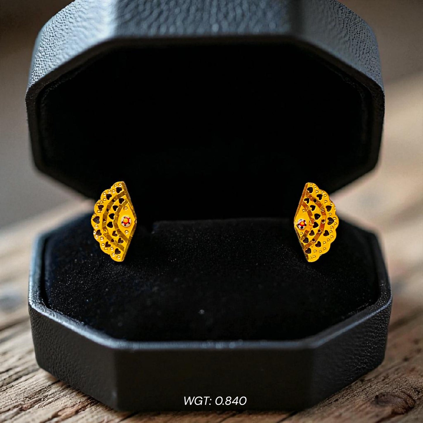 (GSE22) BIS CERTIFIED WGT: 0.840 GM APPROX HUID HALLMARK 916 22KT GOLD STUD EARRINGS 1 PAIR FOR WOMEN.