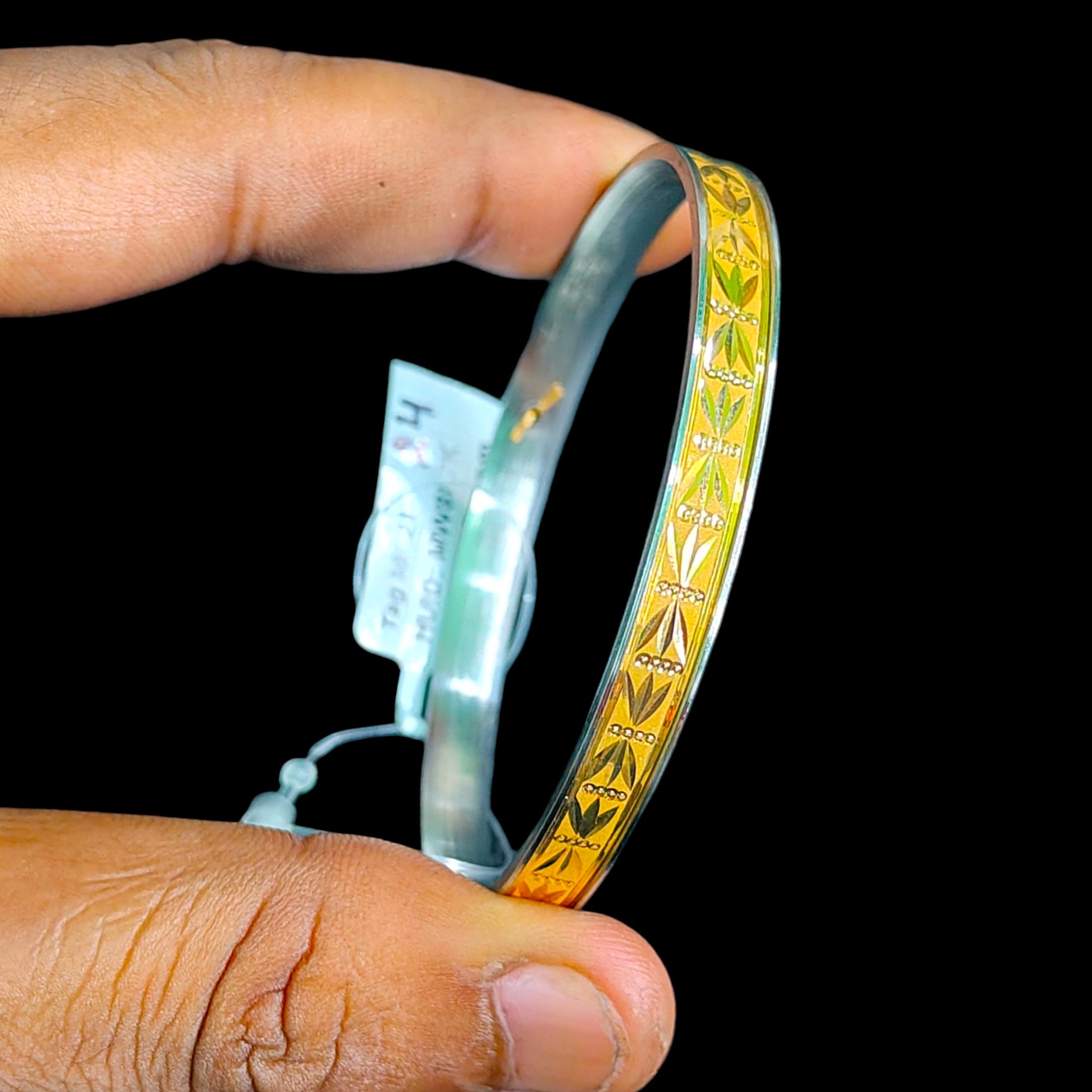 GOLD CHURI NOA- (SIZE: 24) WGT: 1.520 GM APPROX 22KT HUID HALLMARK GOLD NOA BANGLES 1 PIECE.