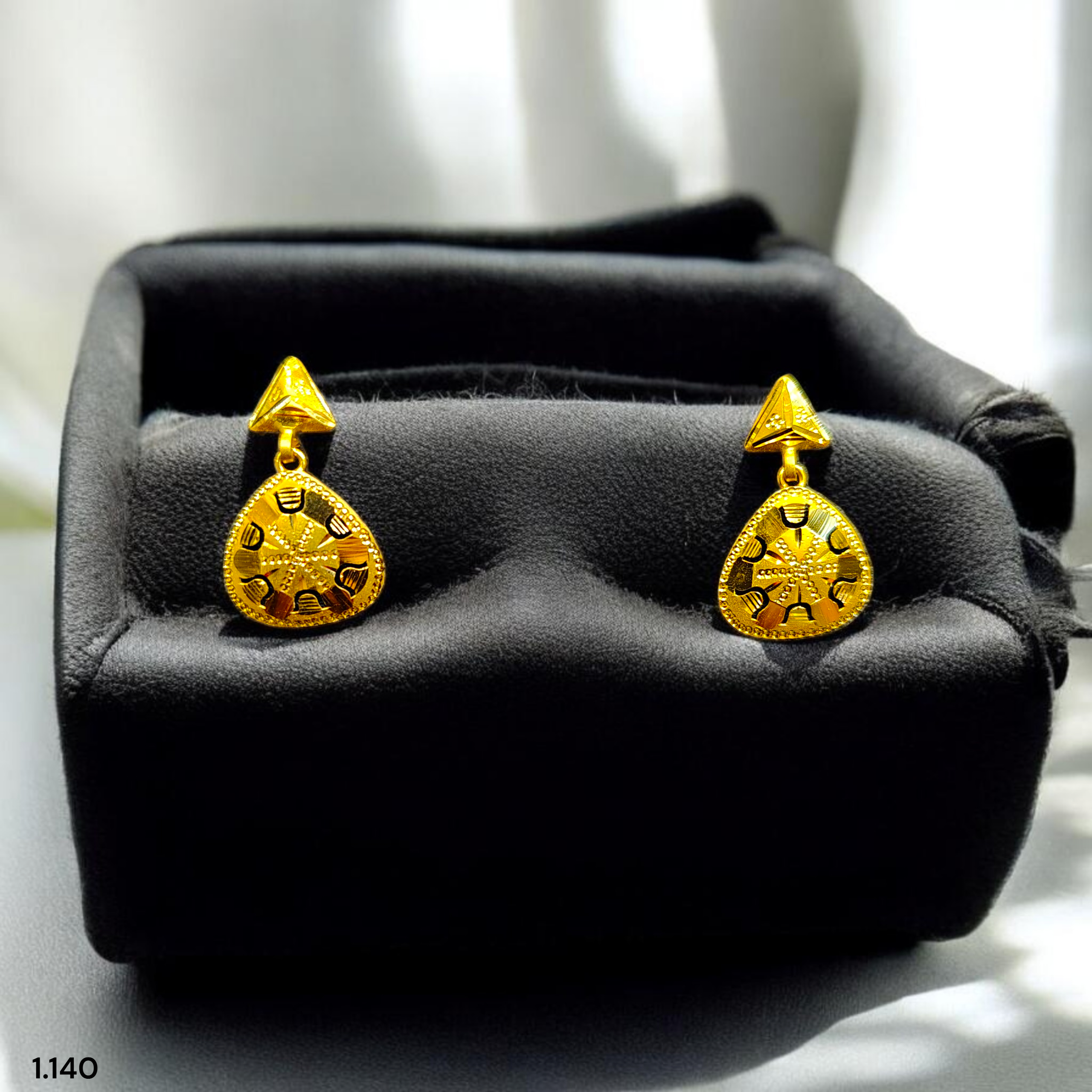 GOLD EARRINGS- WGT: 1.140 GM APPROX BIS CERTIFIED HUID HALLMARK 9KT GOLD EARRINGS 1 PAIR FOR WOMEN.
