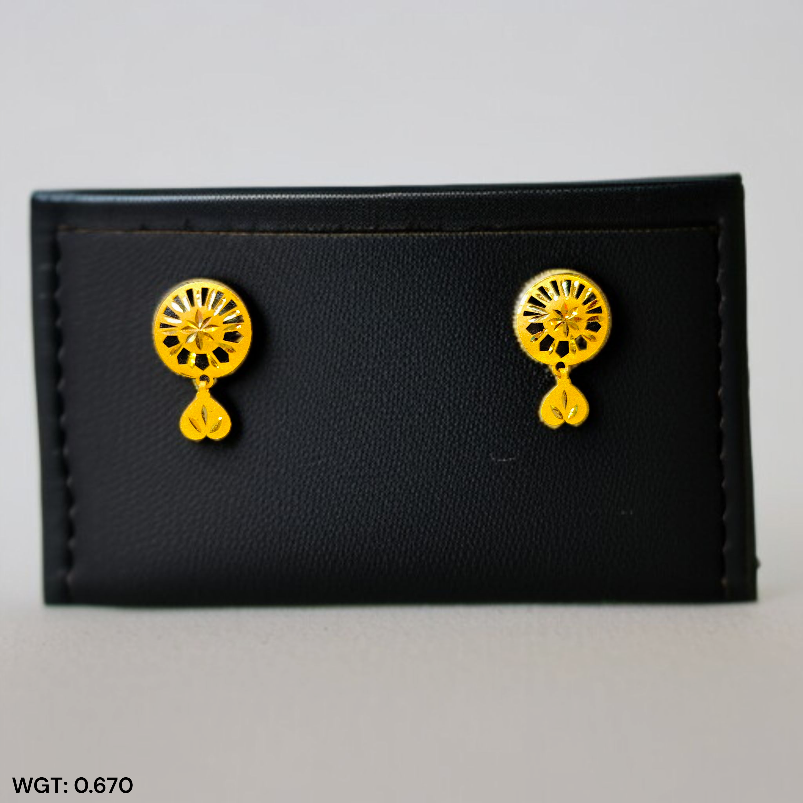 (GSE22) BIS CERTIFIED WGT: 0.670 GM APPROX HUID HALLMARK 916 22KT GOLD TOPS 1 PAIR FOR WOMEN.