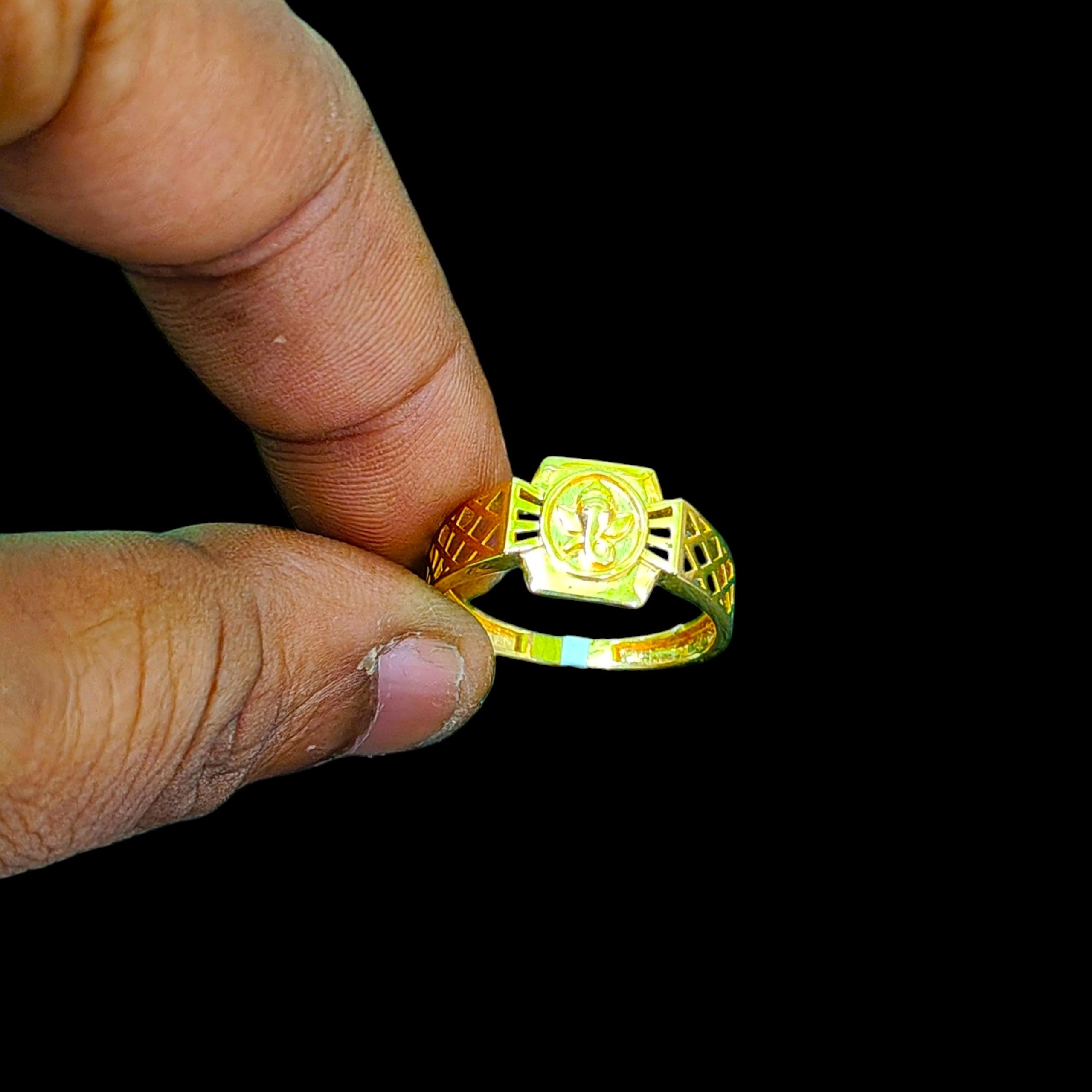 GENTS RING- TRJ (SIZE:23) WGT: 1.770 GM APPROX BIS CERTIFIED HUID HALLMARK 375 9KT GOLD FINGER RING FOR MEN 1 PIECE.