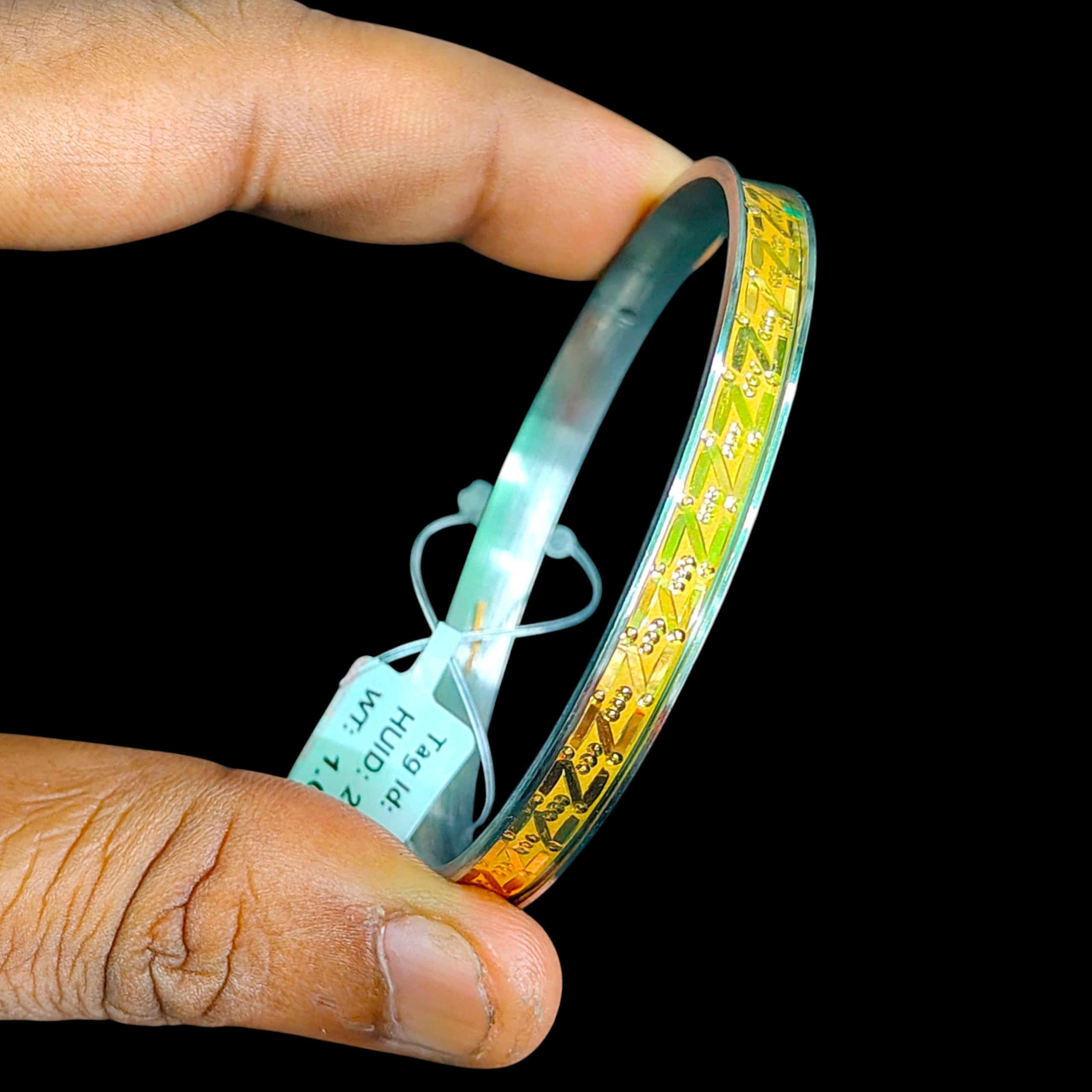 GOLD CHURI NOA- (SIZE: 23) WGT: 1.090 GM APPROX 22KT HUID HALLMARK GOLD NOA BANGLES 1 PIECE.