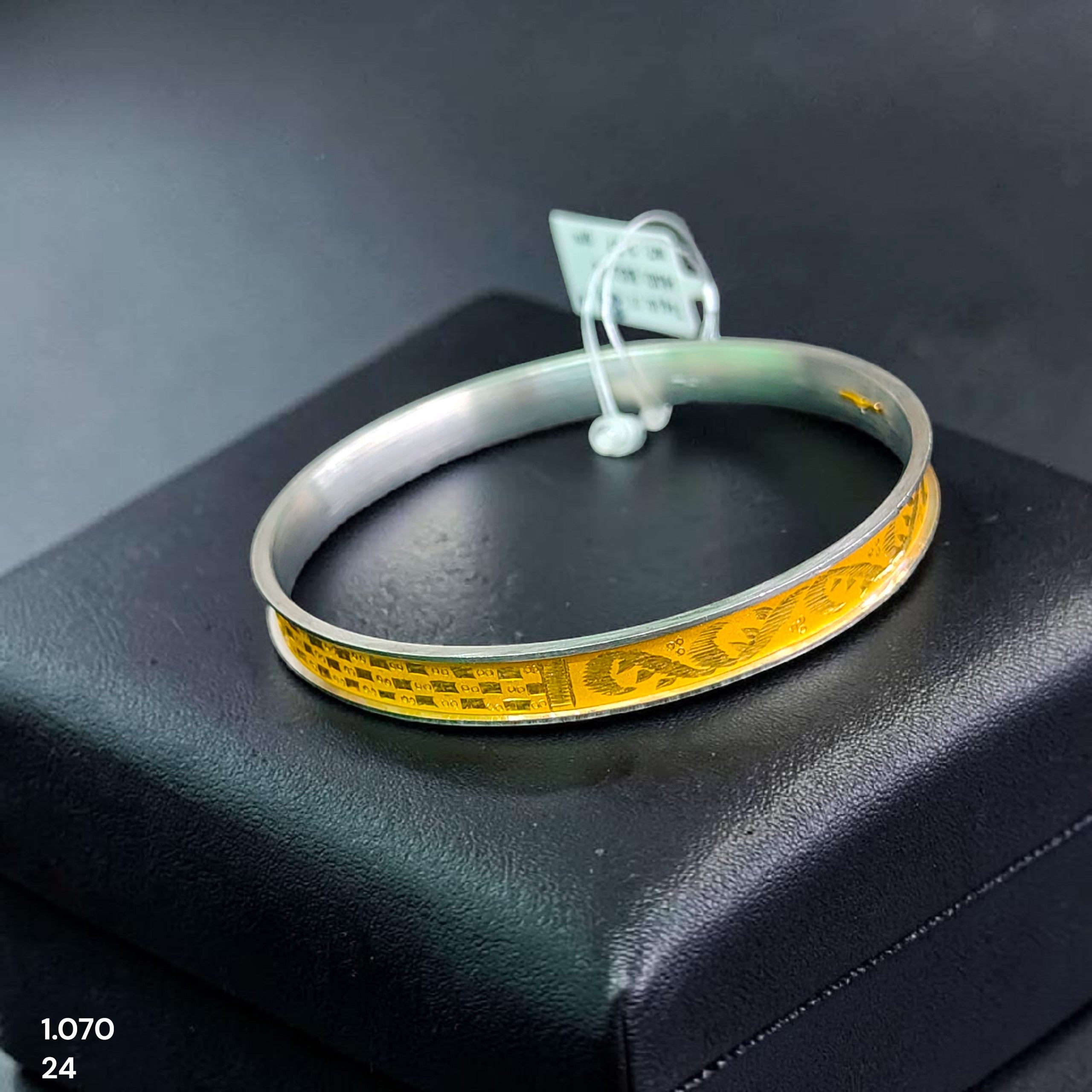 GOLD CHURI NOA- (SIZE: 24) WGT: 1.070 GM APPROX 22KT HUID HALLMARK GOLD NOA BANGLES 1 PIECE.