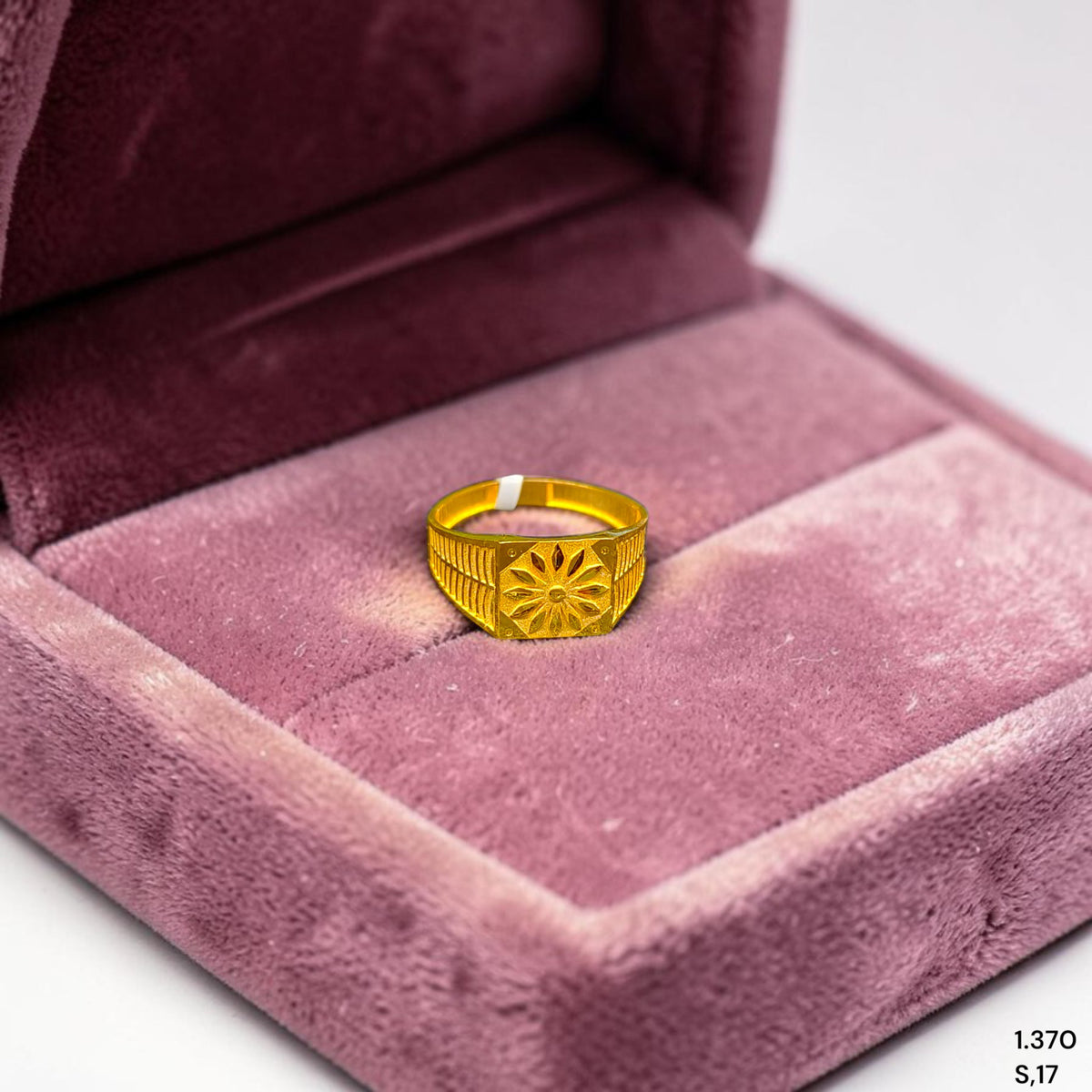 GENTS RING- (W4QAAW) TRJ (SIZE:17) (WGT: 1.370 GM APPROX) BIS CERTIFIED HUID HALLMARK 375 9KT GOLD FINGER RING FOR MEN 1 PIECE.