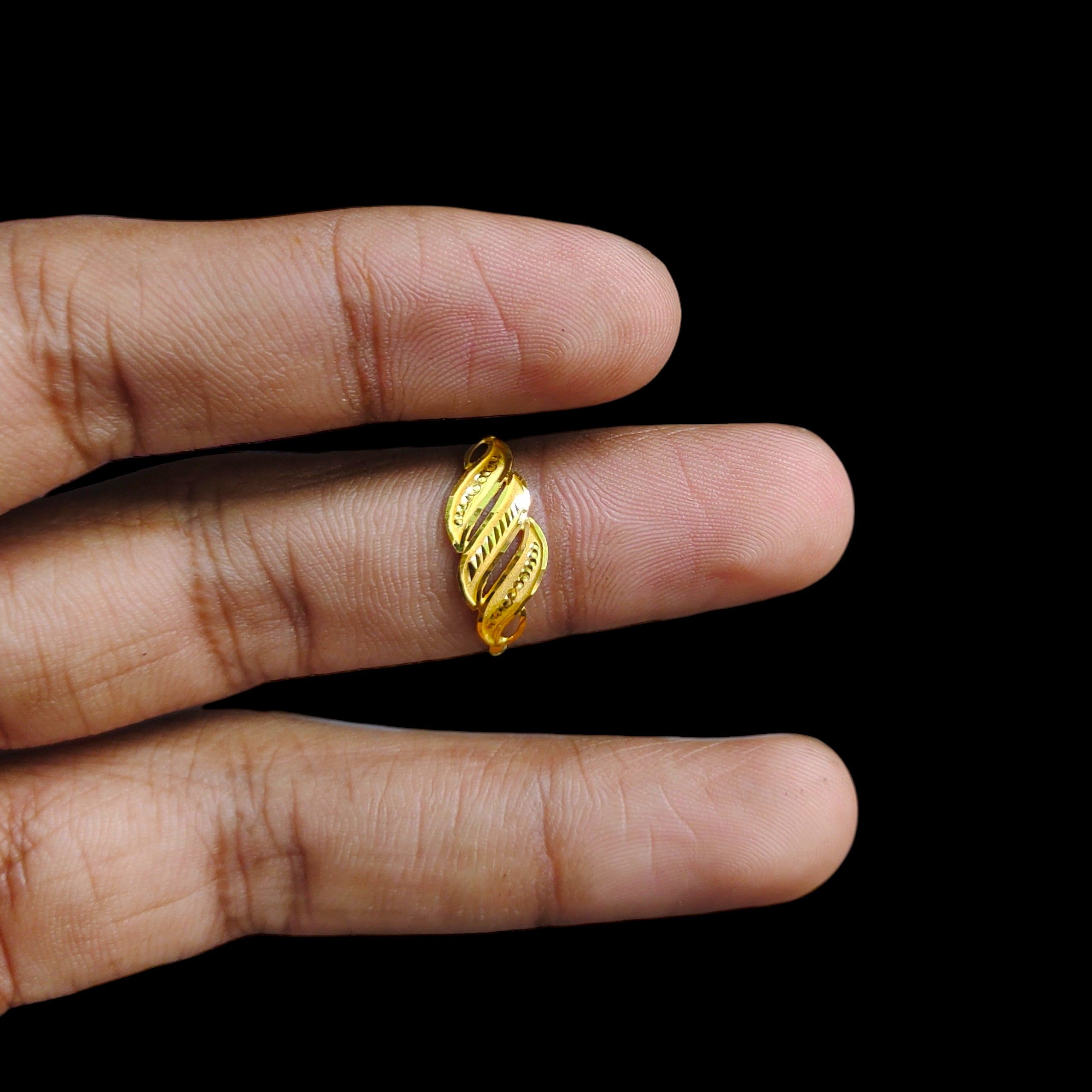 LADIES RING- (SIZE: 15) WGT: 0.810 GM APPROX BIS CERTIFIED HUID HALLMARK 916 22KT GOLD RING FOR WOMEN 1 PIECE.