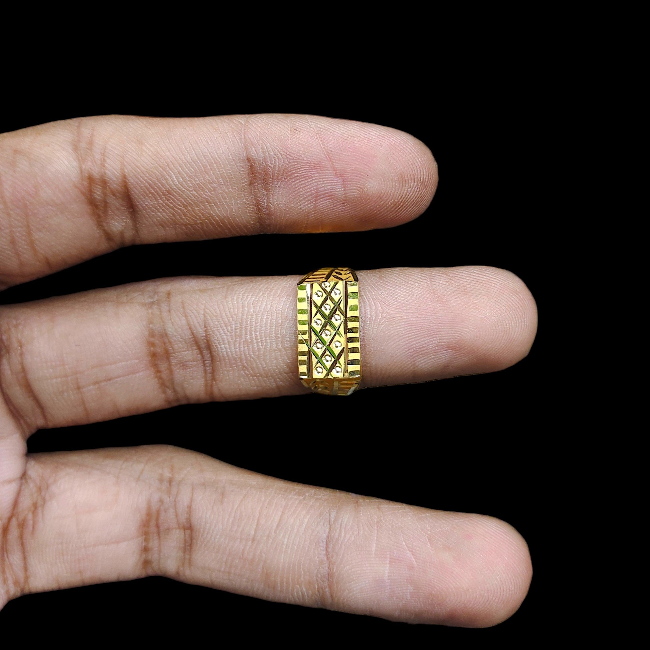 GENTS RING- SIZE:19 (WGT: 1.620 GM APPROX) BIS CERTIFIED HUID HALLMARK 916 22KT GOLD GENTS FINGER RING FOR MEN 1 PIECE.