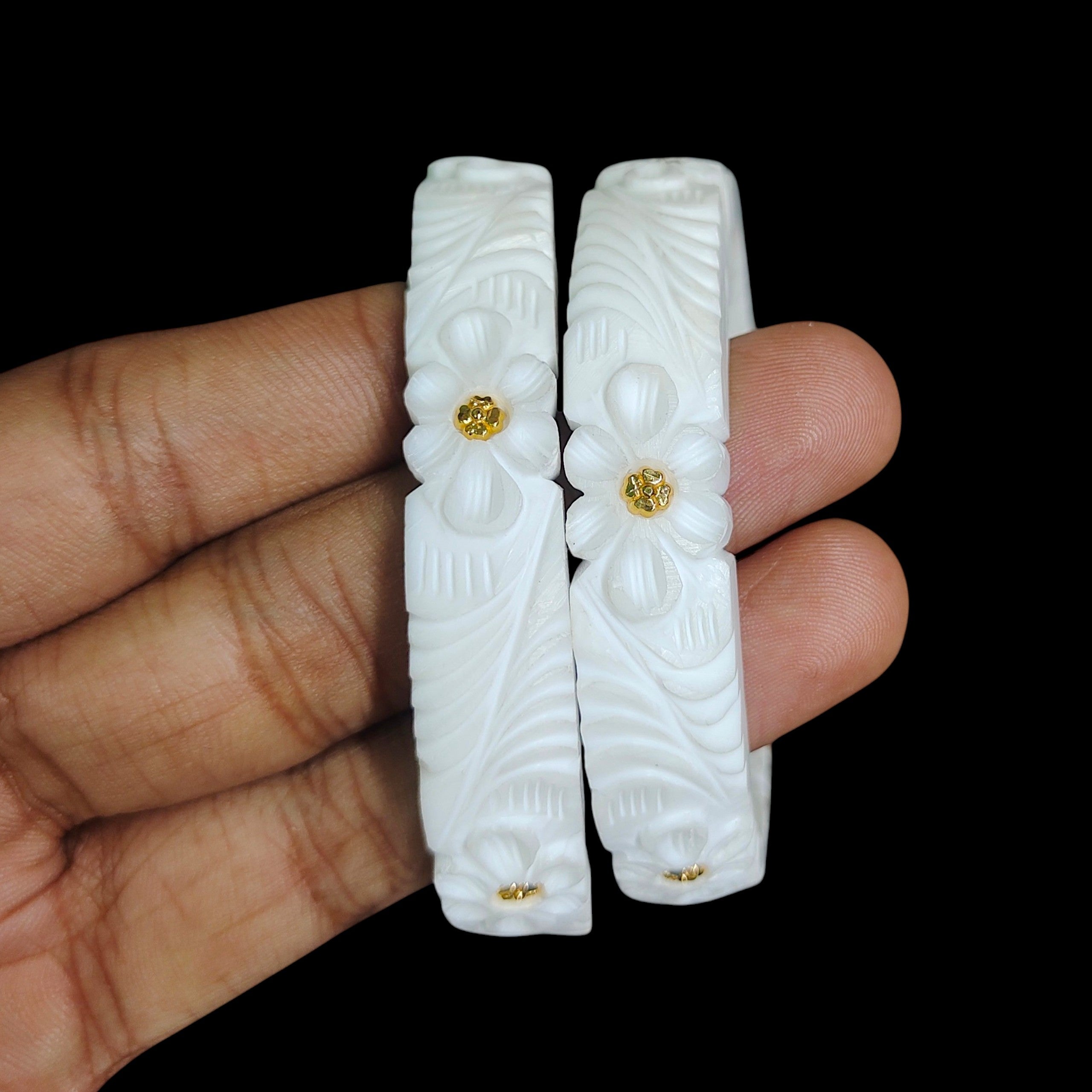 GSB22K- SIZE:26 (WGT: 0.980 GM APPROX) BIS CERTIFIED HUID HALLMARK 22KT GOLD SAKHA BADHANO 1 PAIR FOR WOMEN FOR REGULAR USE.