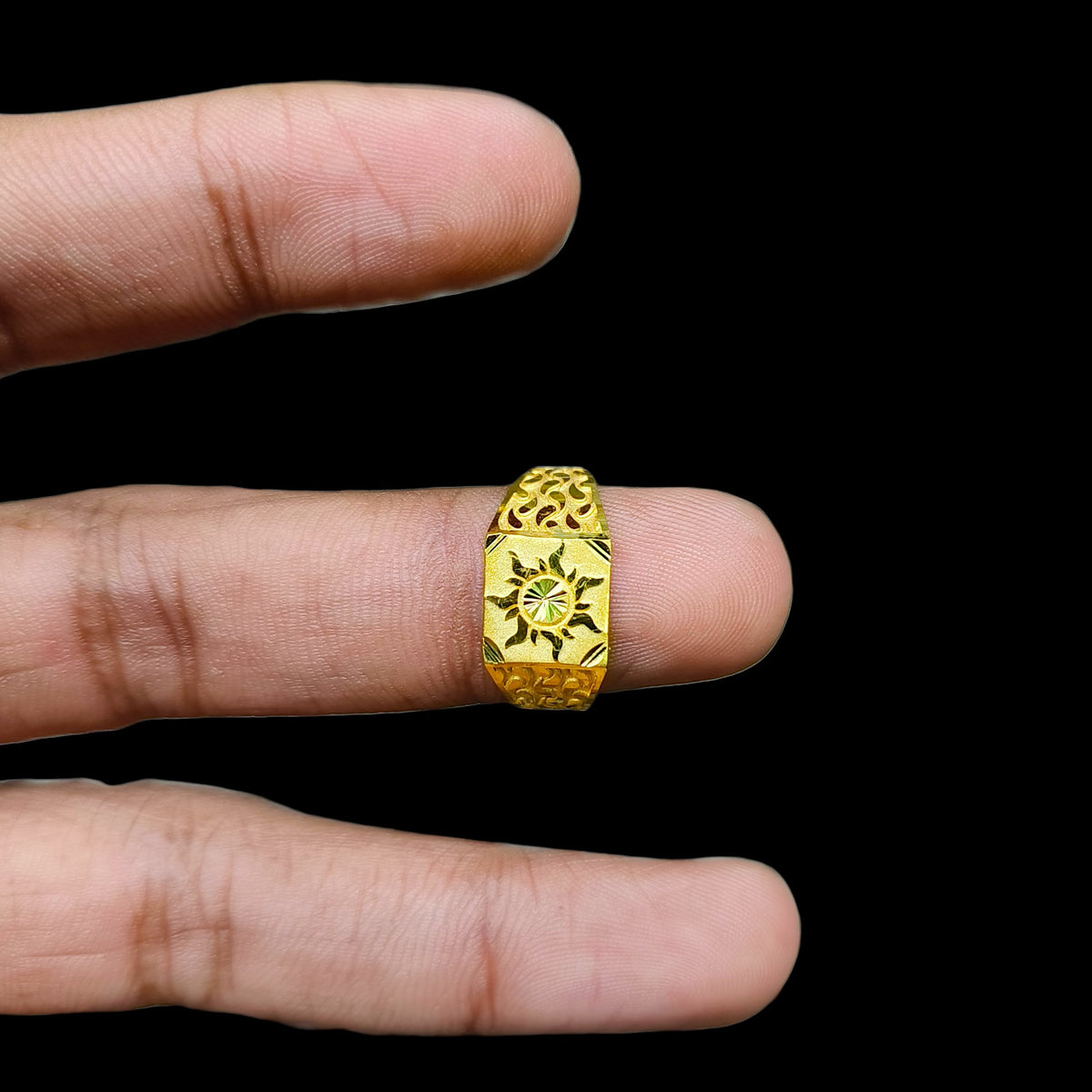 GENTS RING- (KBV9DC) TRJ (SIZE:17) (WGT: 1.310 GM APPROX) BIS CERTIFIED HUID HALLMARK 375 9KT GOLD FINGER RING FOR MEN 1 PIECE.