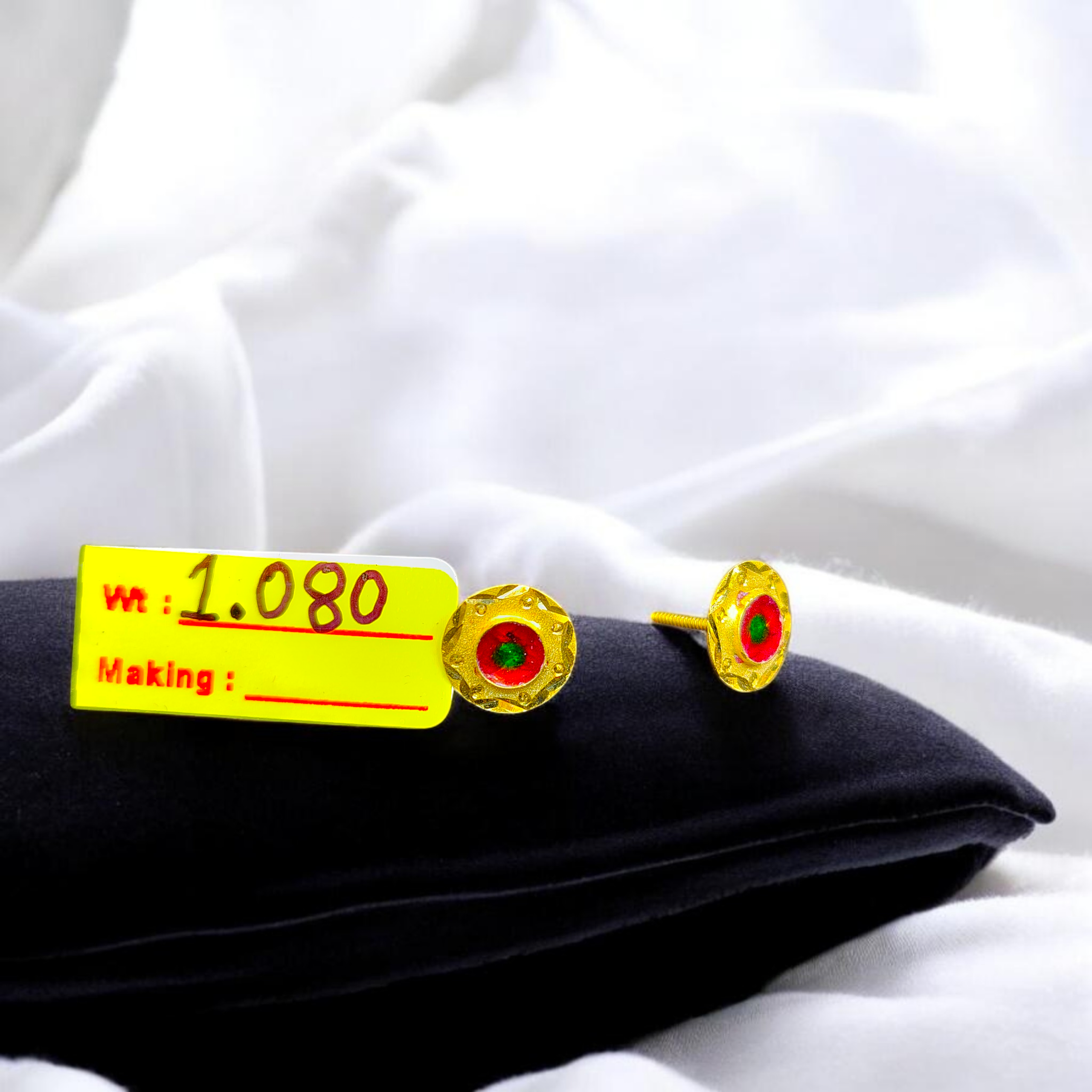 STUD EARRING- BIS CERTIFIED WGT: 1.080 GM APPROX HUID HALLMARK 916 22KT GOLD TOPS 1 PAIR FOR WOMEN.