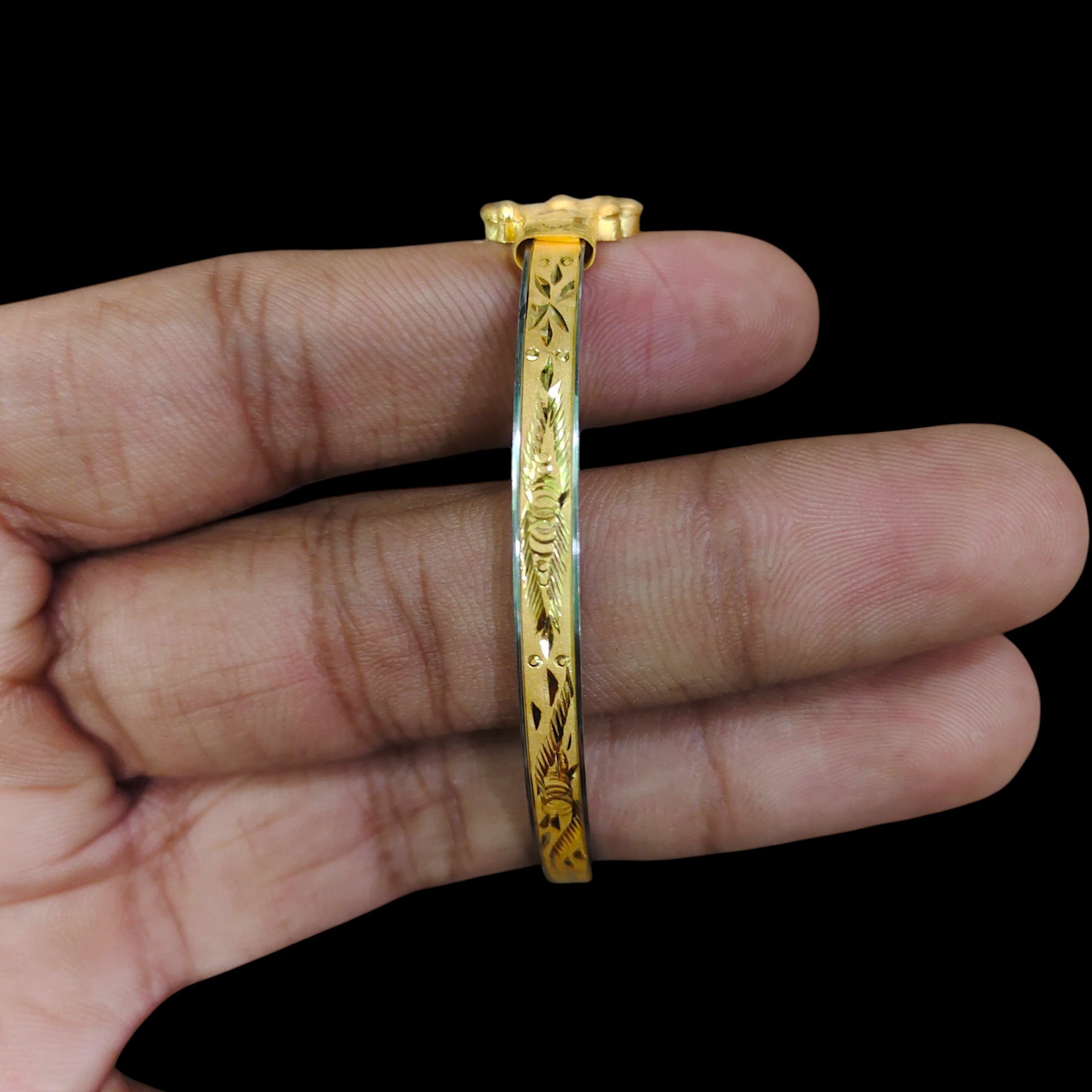GOLD BRACELET NOA- (SIZE: 25) WGT: 2.850 GM APPROX 22KT HUID HALLMARK GOLD NOA BANGLES 1 PIECE.