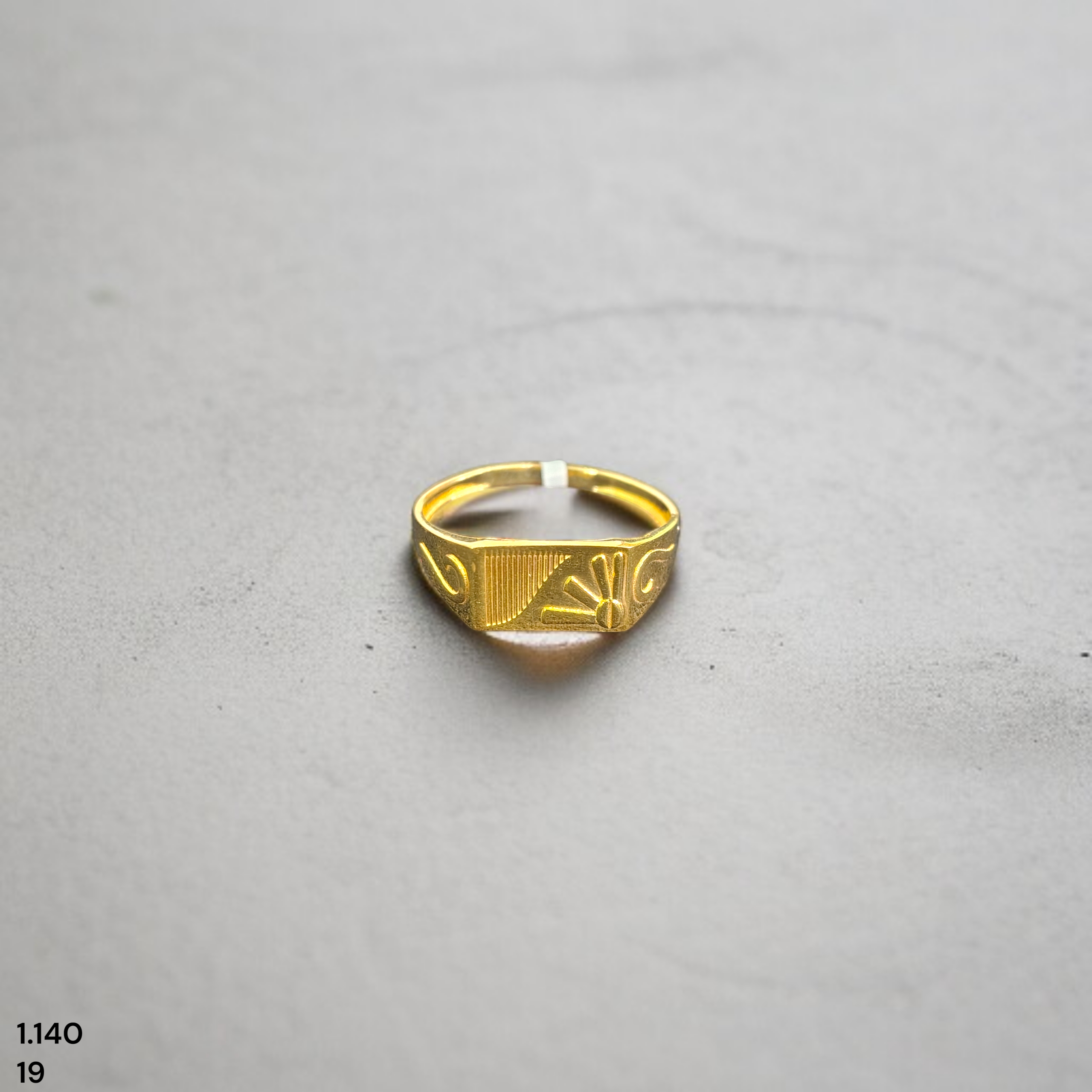 GENTS RING- TRJ (SIZE:19) WGT: 1.140 GM APPROX BIS CERTIFIED HUID HALLMARK 9KT GOLD FINGER RING FOR MEN 1 PIECE.