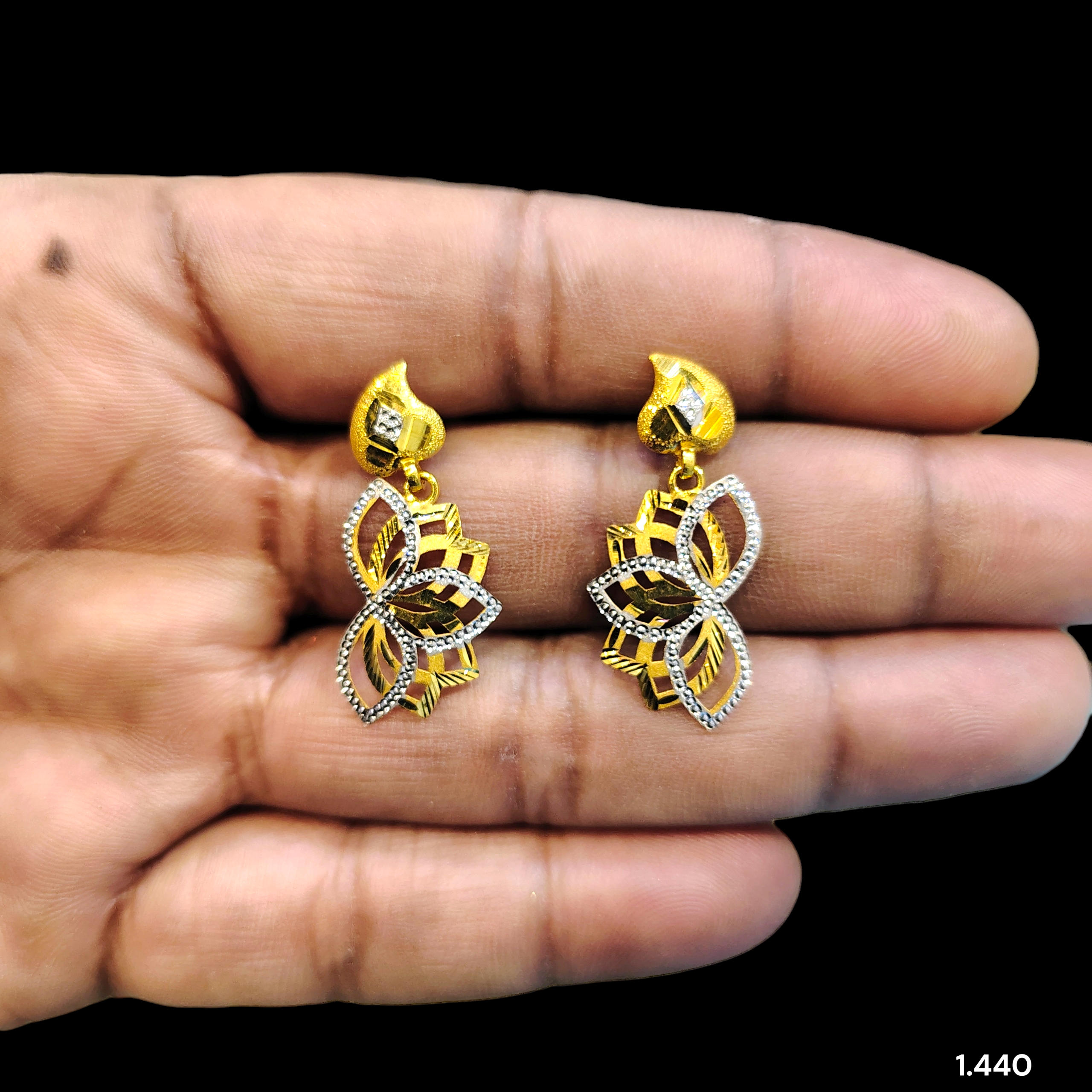 GOLD EARRINGS- WGT: 1.440 GM APPROX BIS CERTIFIED HUID HALLMARK 9KT GOLD EARRINGS 1 PAIR FOR WOMEN.