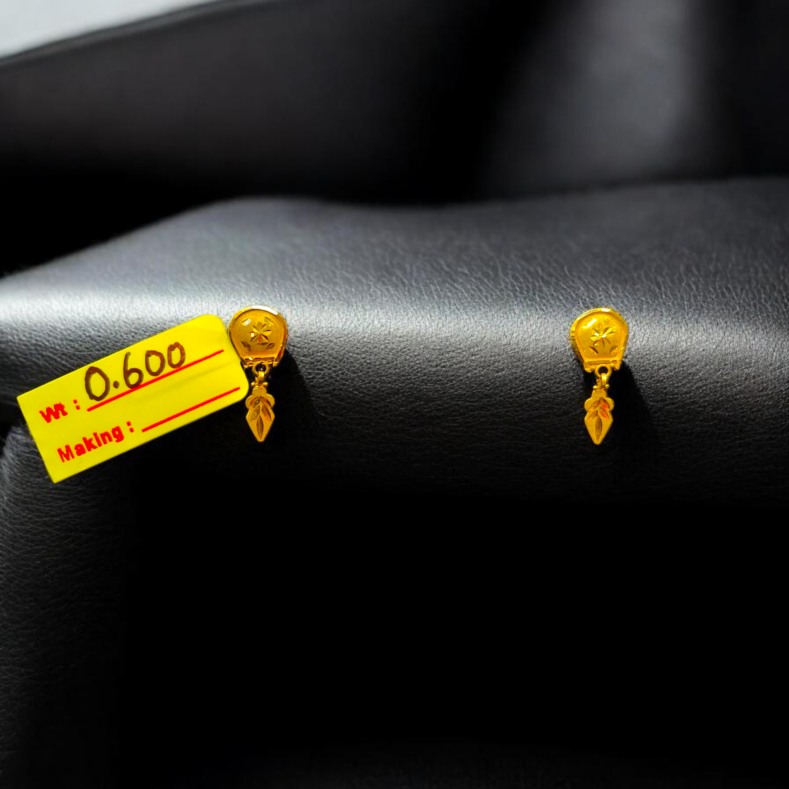 STUD EARRING- (WGT: 0.600 GM APPROX) HALLMARK 18KT GOLD EAR TOPS STUD 1 PAIR FOR REGULAR USE.