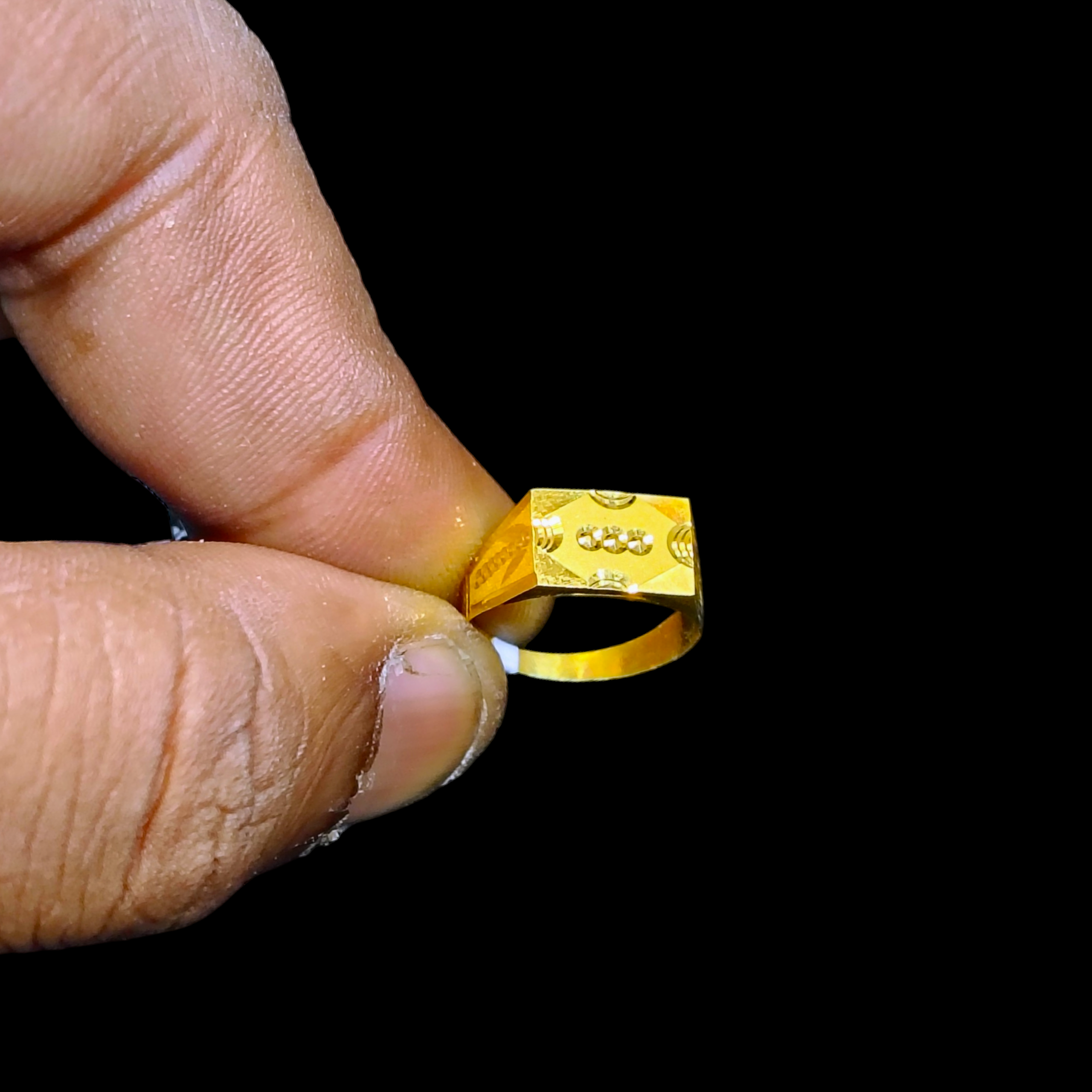 (GBJ) TRJ WGT: 0.790 GM APPROX 22KT HUID HALLMARK GOLD BABY FINGER RING 1 PIECE FOR RICE CEREMONY & BIRTHDAY.