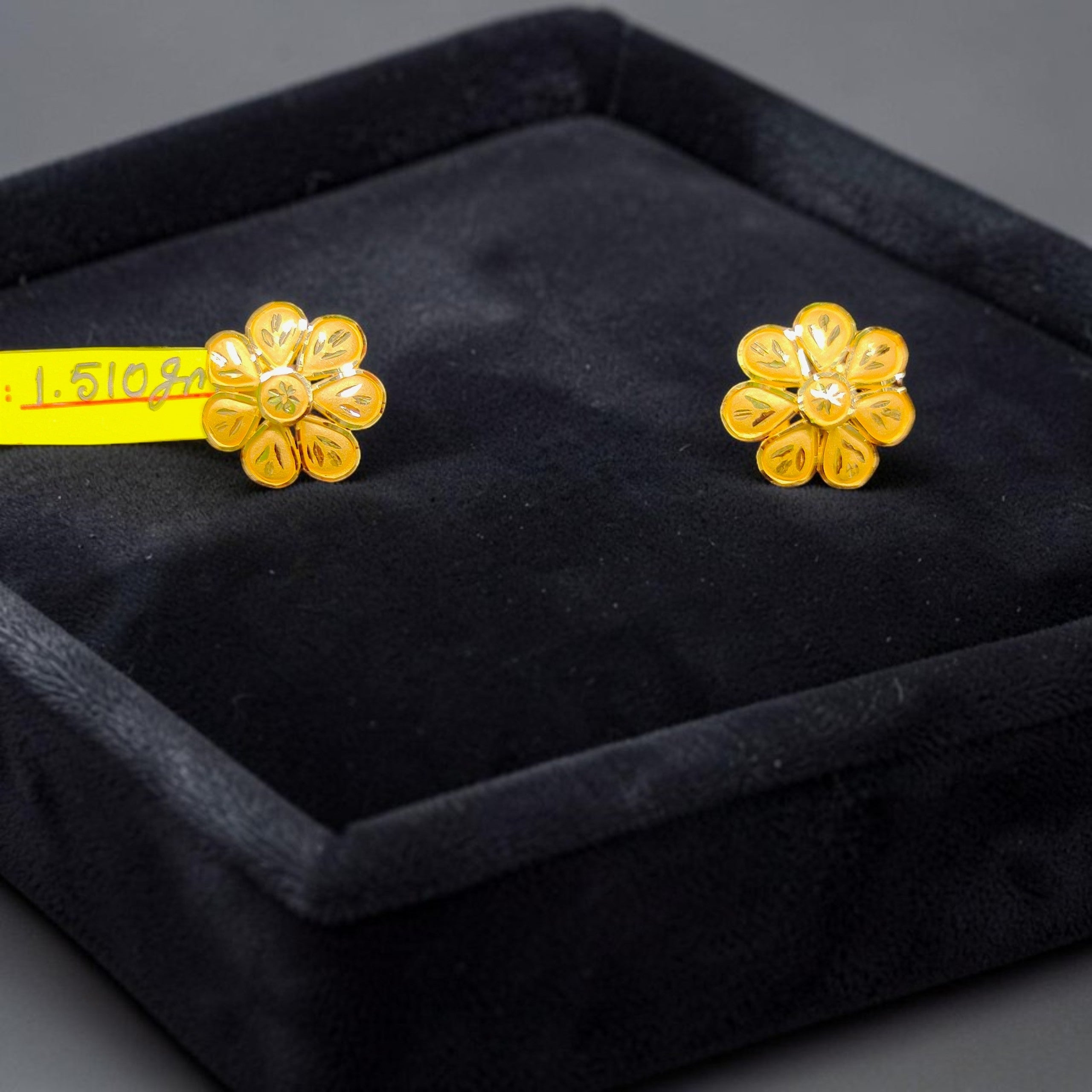 GOLD TOPS- BIS CERTIFIED WGT: 1.510 GM APPROX HUID HALLMARK 916 22KT GOLD TOPS 1 PAIR FOR WOMEN.