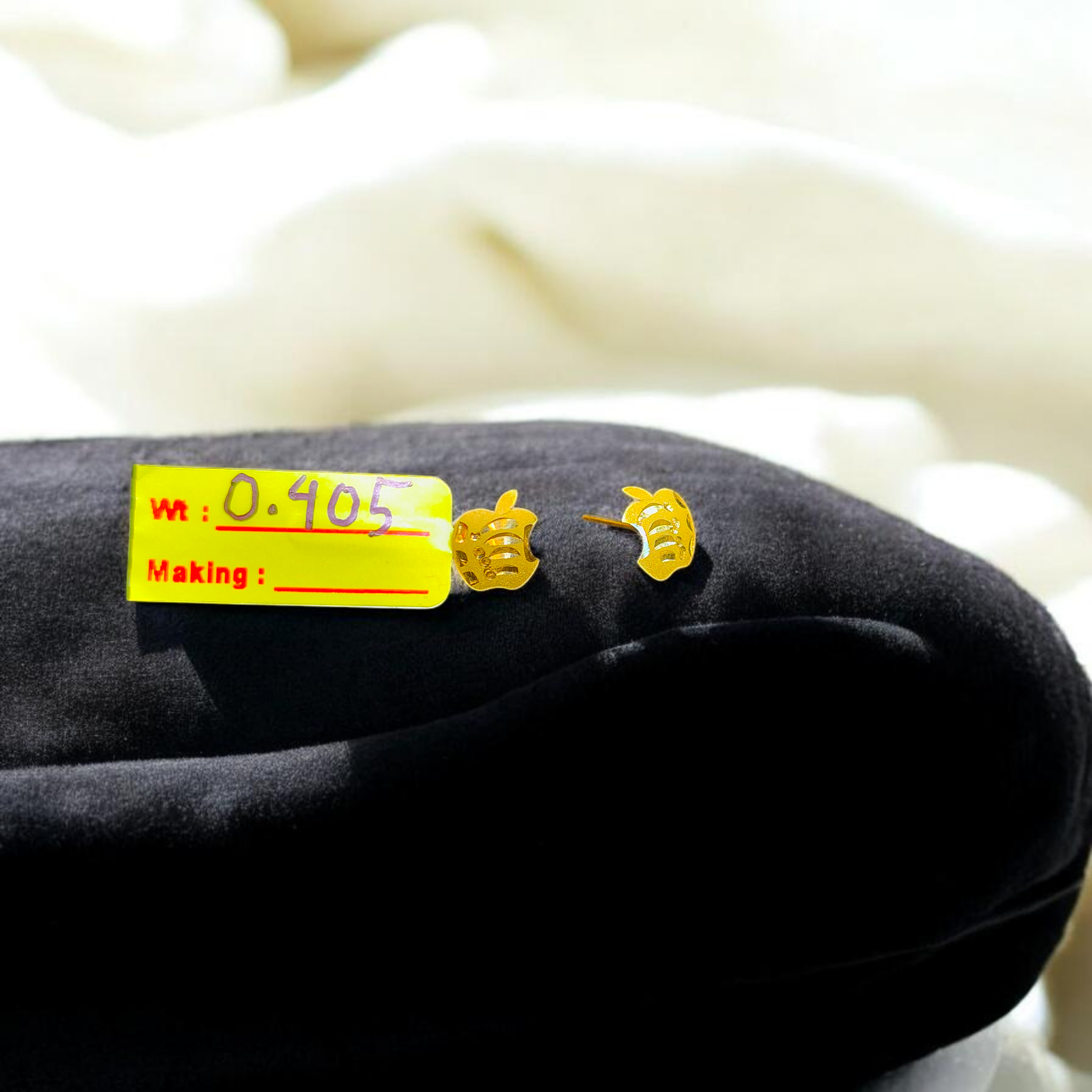 STUD EARRING- BIS CERTIFIED WGT: 0.405 GM APPROX HUID HALLMARK 916 22KT GOLD TOPS 1 PAIR FOR WOMEN.