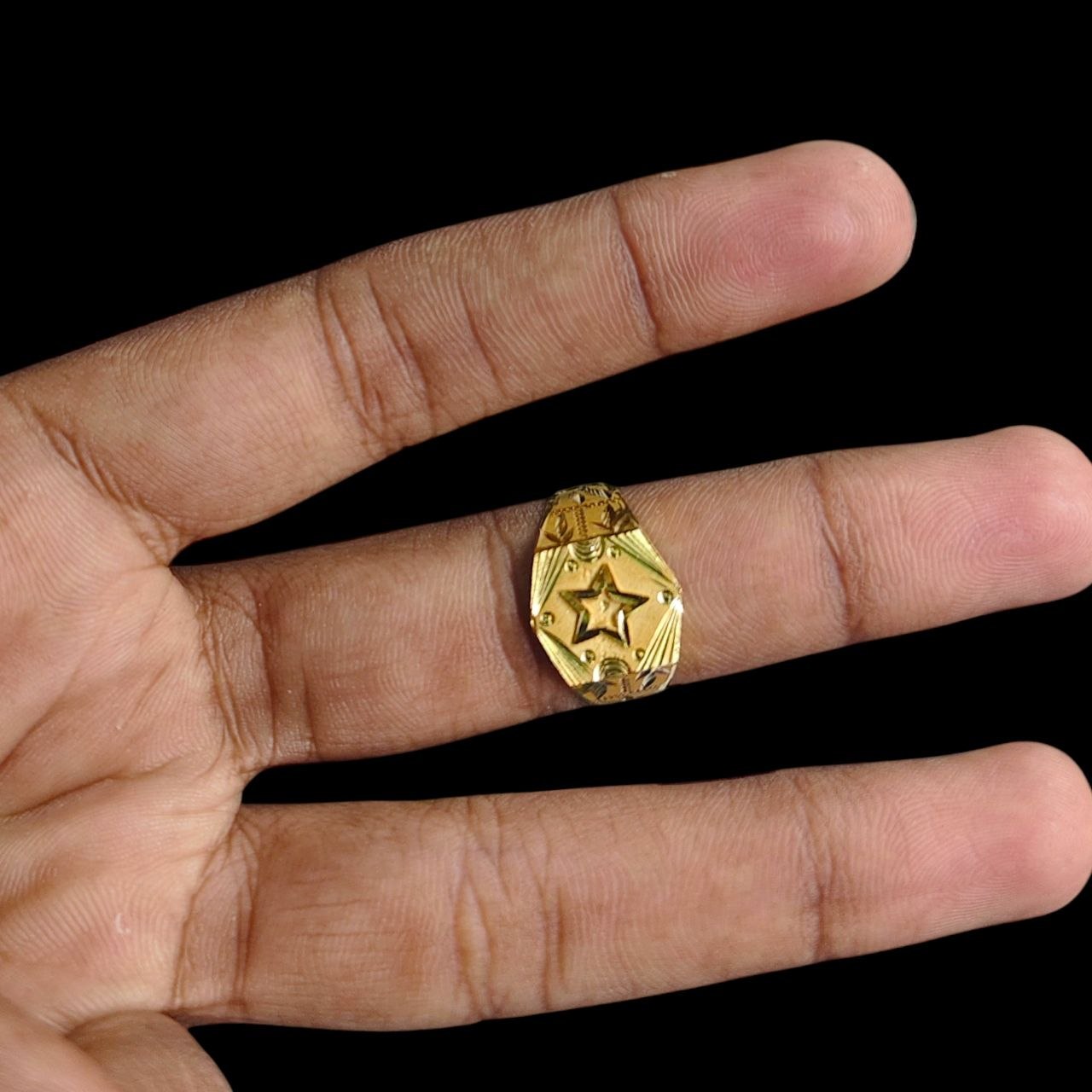 GENTS RING- SIZE:22 (WGT: 2.000 GM APPROX) BIS CERTIFIED HUID HALLMARK 916 22KT GOLD GENTS FINGER RING FOR MEN 1 PIECE.
